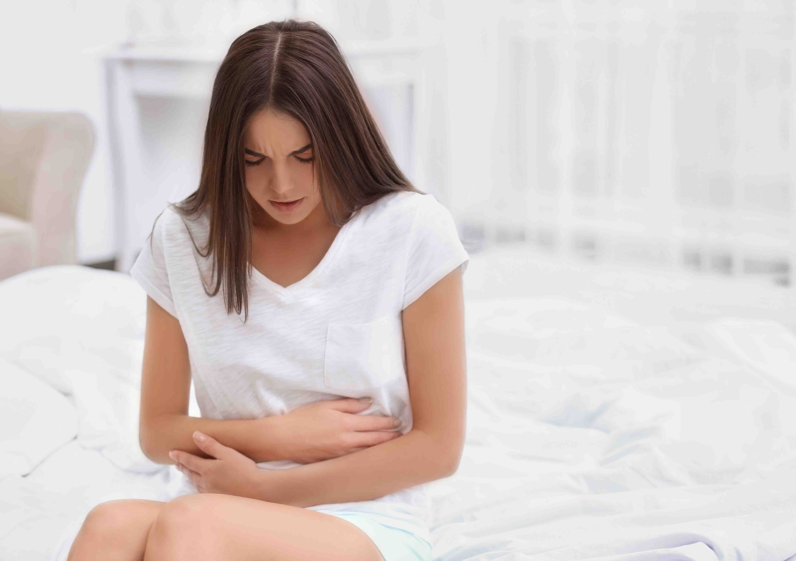 Entre sus síntomas se encuentran el dolor pélvico crónico o severo antes, durante o después de la menstruación y en algunos casos se puede experimentar deseos frecuentes de orinar, dolor al orinar, diarrea y estreñimiento.
