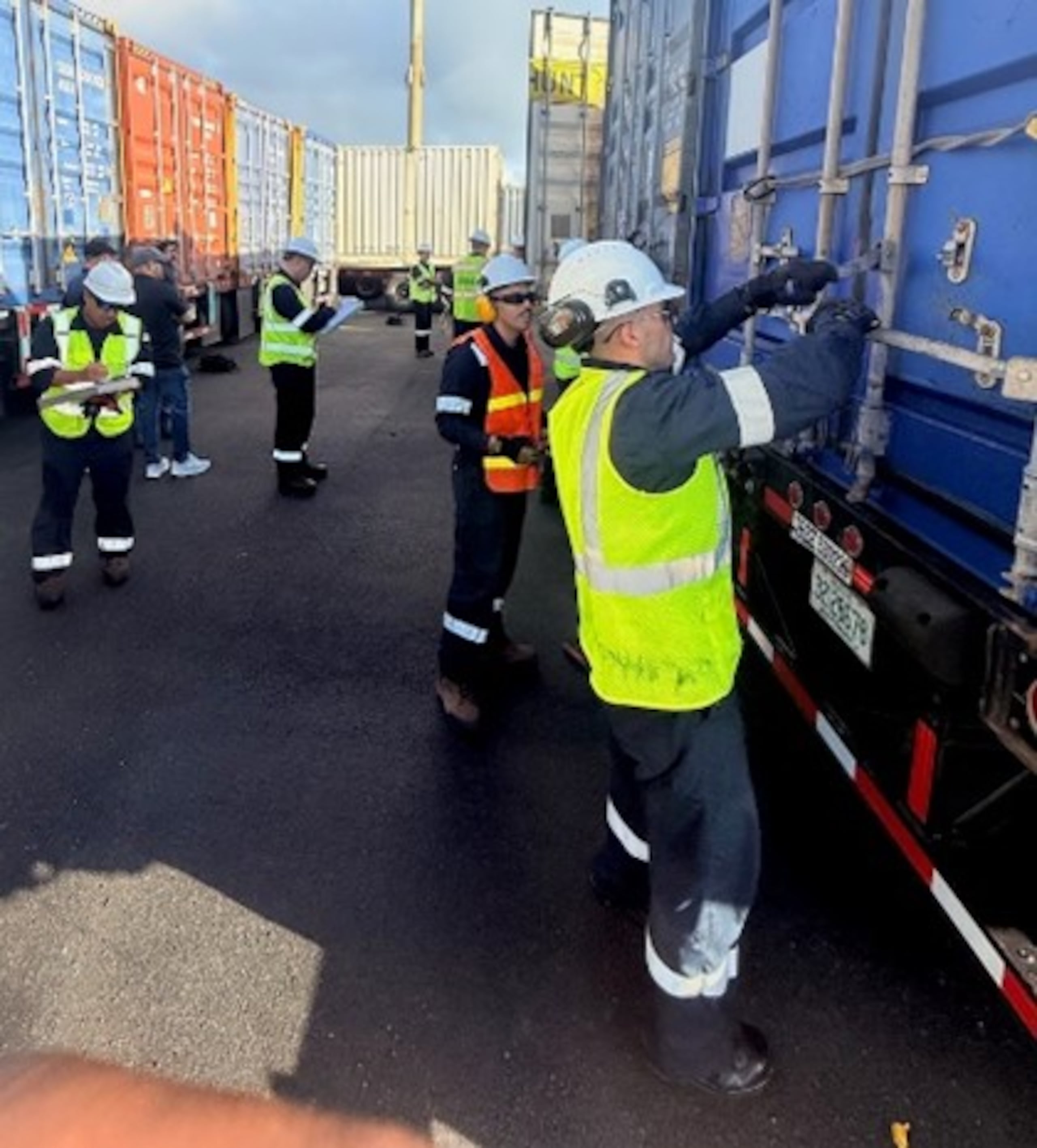 Agentes federales inspeccionan contenedores en uno de los terminales de carga del Puerto de San Juan como parte de un operativo masivo.