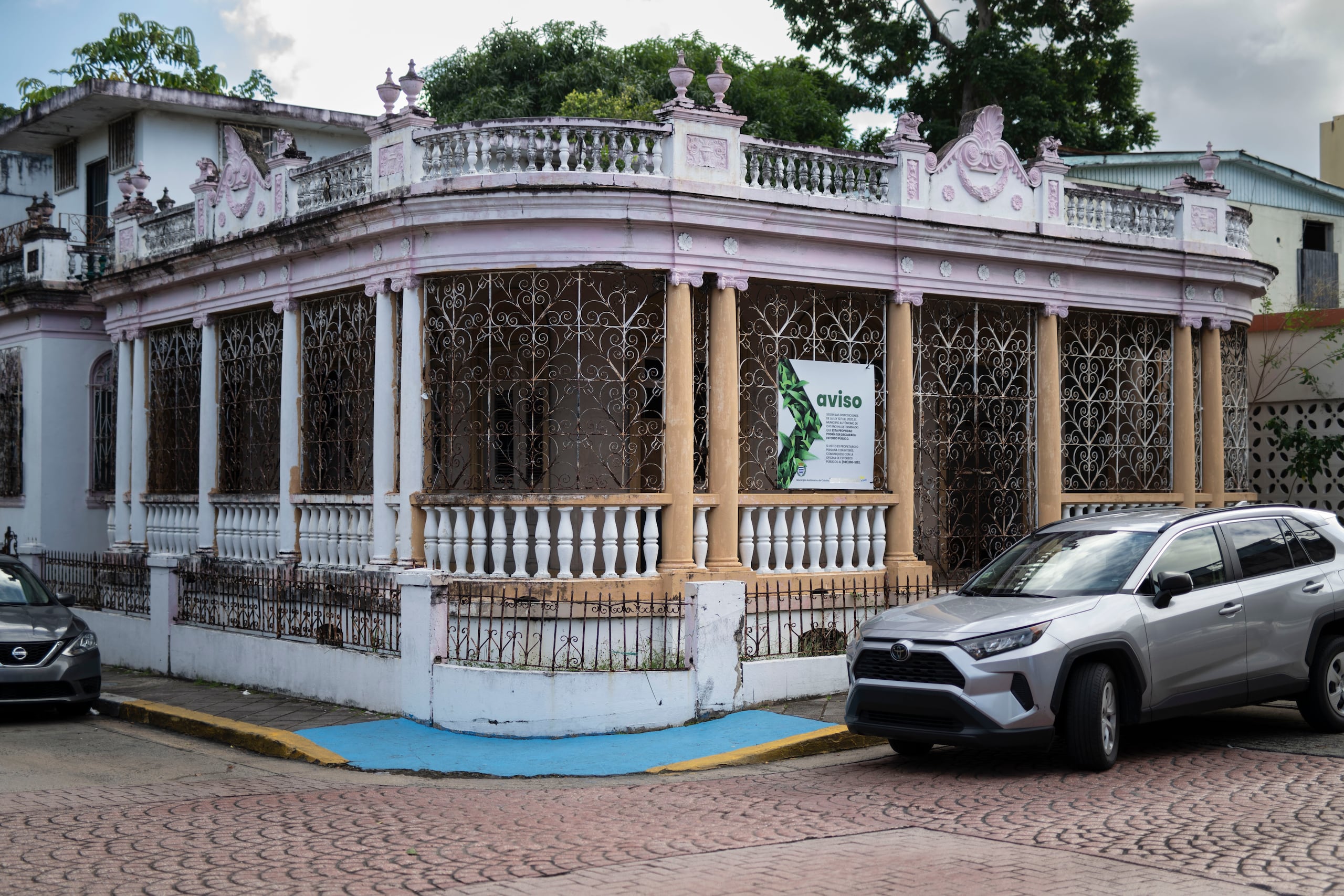 Fachada de la antigua residencia del exlegislador Leopoldo Figueroa, en Cataño, la cual se encuentra en proceso de ser declarada estorbo público. El municipio busca crear allí el Museo de Historia de Cataño.