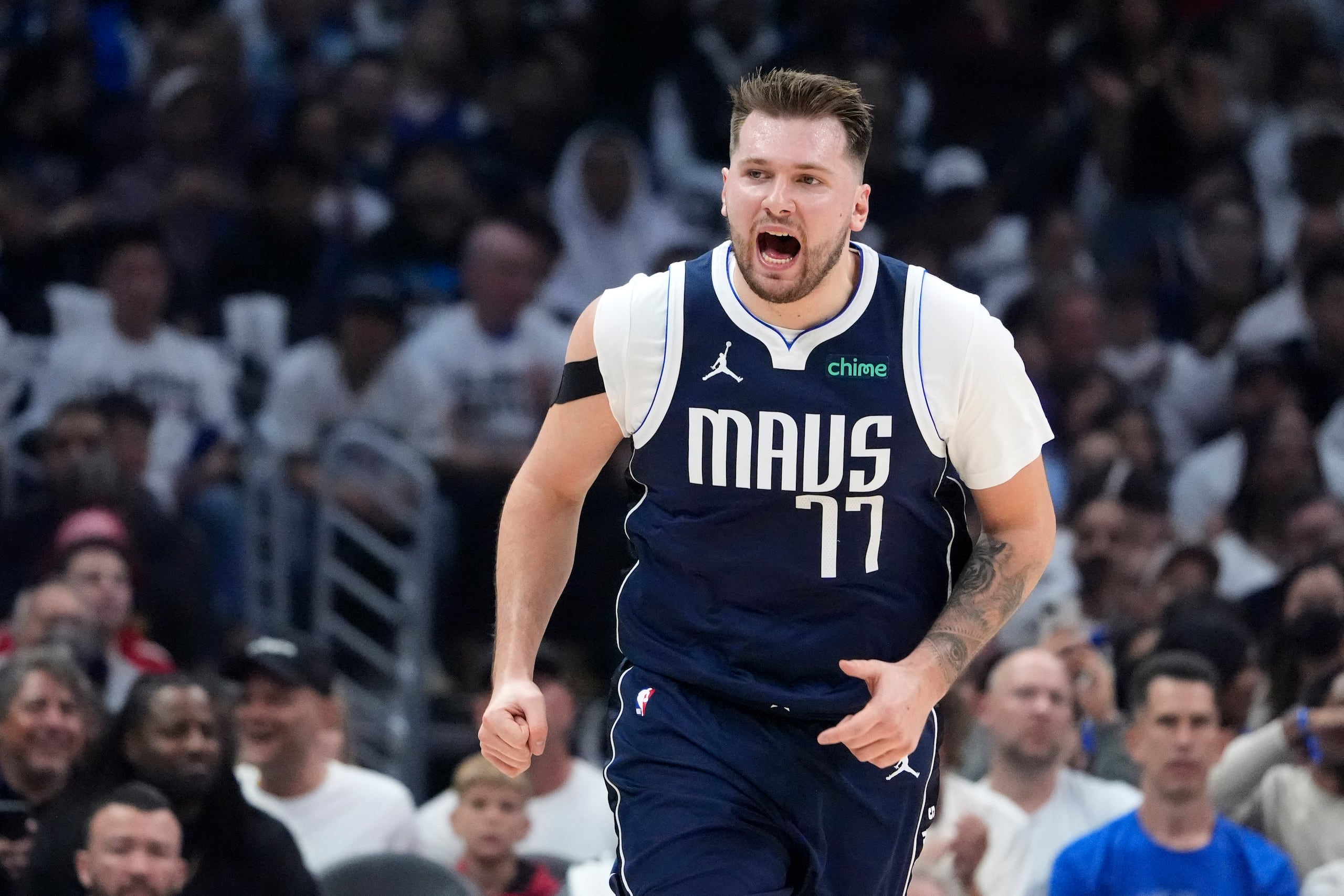 El esloveno Luka Doncic, base de los Mavericks de Dallas, festeja tras encestar en el quinto partido de la serie de playoffs ante los Clippers de Los Ángeles, el miércoles 1 de mayo de 2024 (AP Foto/Mark J. Terrill)
