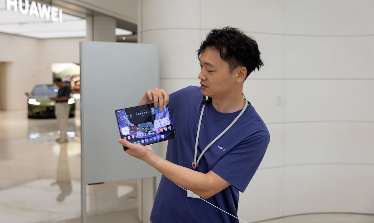 Guerra de celulares: Modelo con pantalla triple plegable integra chip para ganar rendimiento