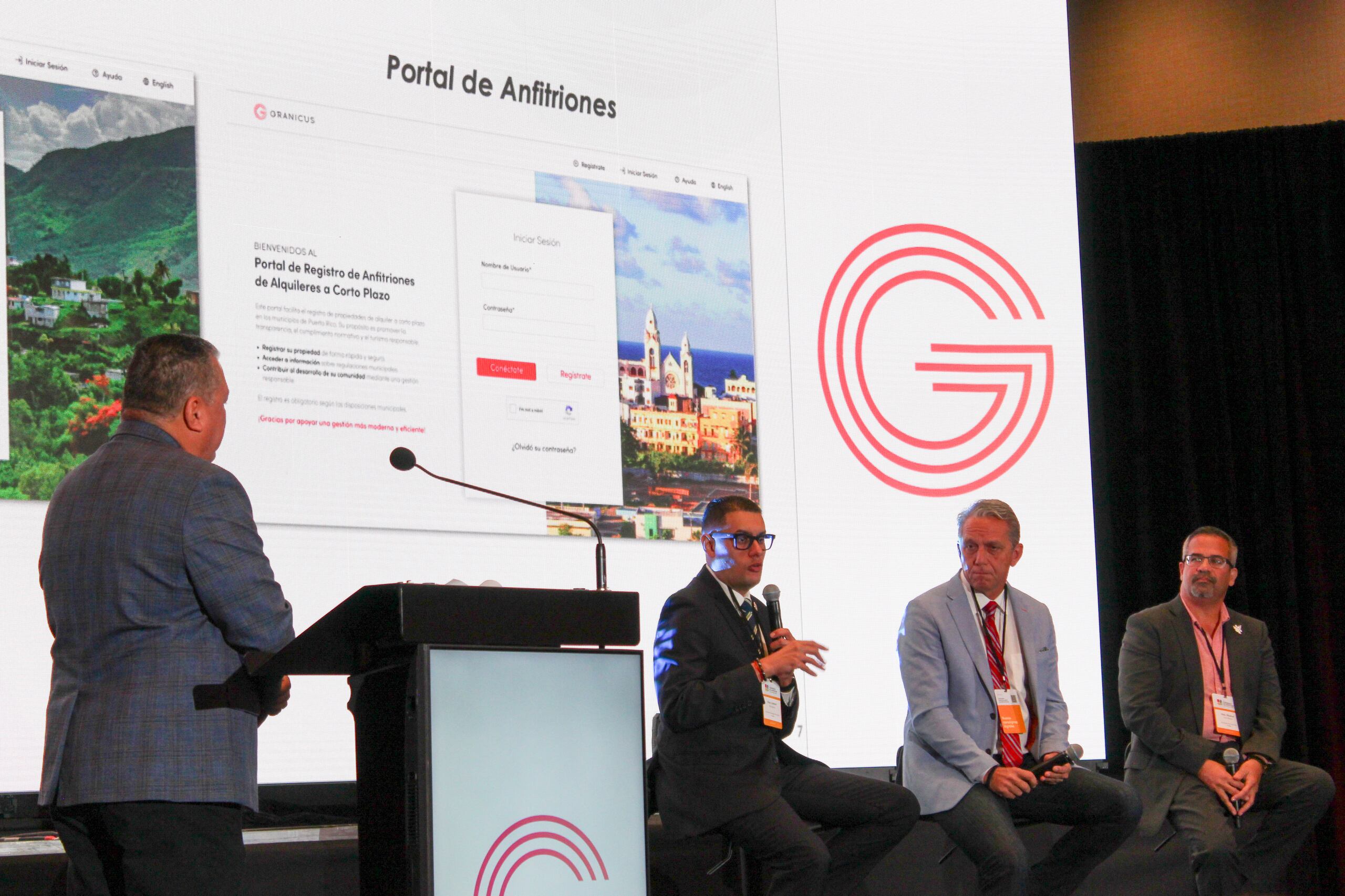 Desde la izquierda, Gilberto Fraguada, vicepresidente de ventas de Granicus; Gabriel Hernández Rodríguez, alcalde de Camuy; Juan C. García Padilla, alcalde de Coamo; y Marcos Cruz, alcalde de Vega Baja.