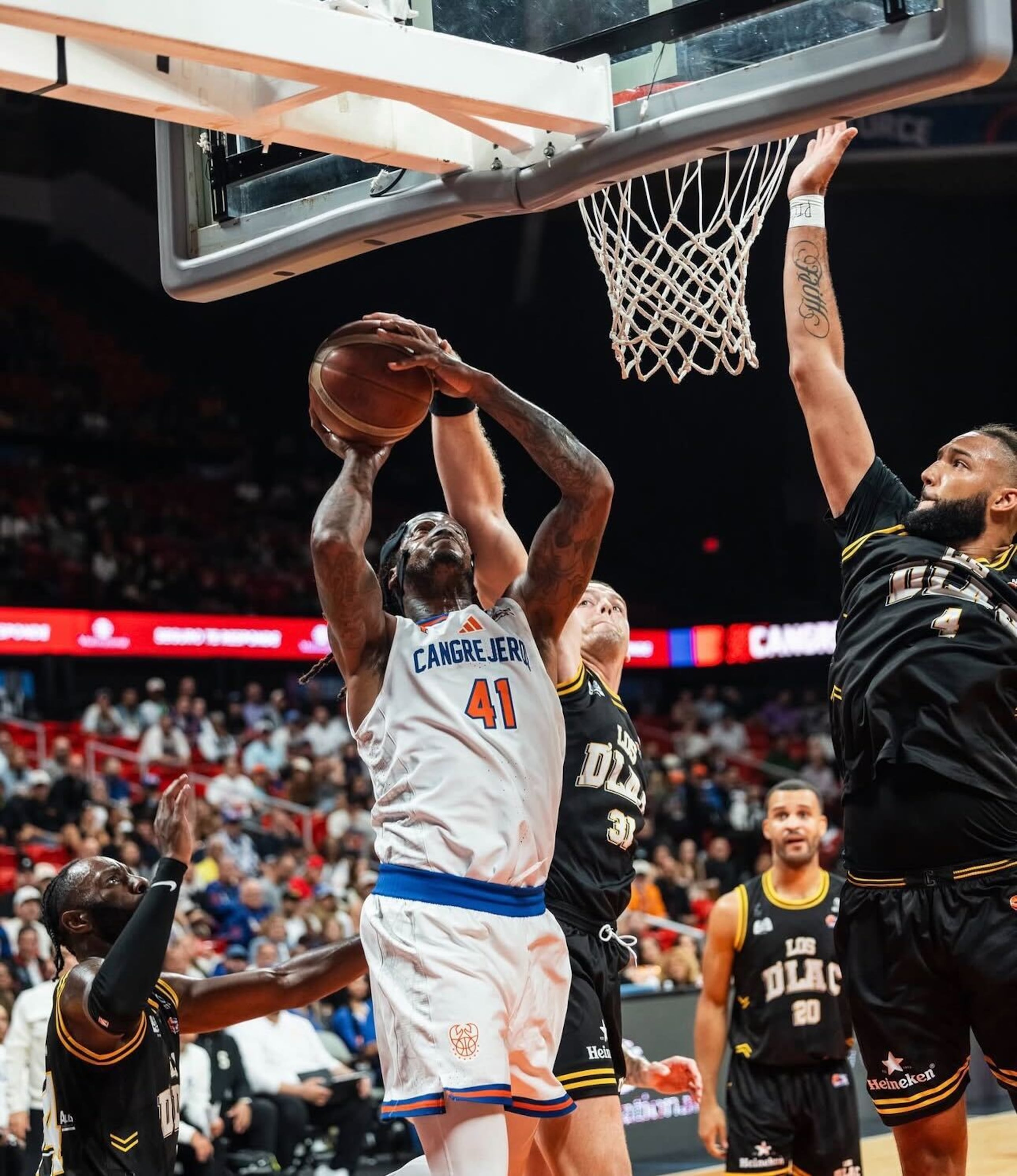 Davon Jefferson, de los Cangrejeros de Santurce, lanza al canasto ante la defensa de los Gigantes de Carolina-Canóivanas.