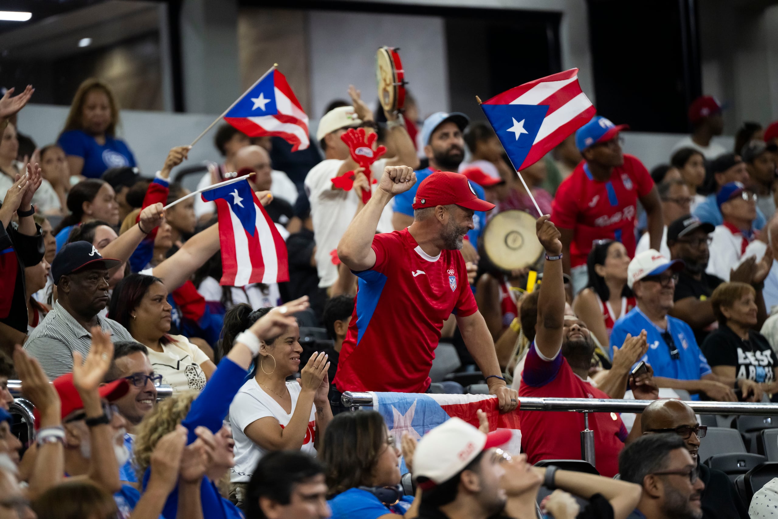 Boricuas apoyando a la delegación de la isla.
