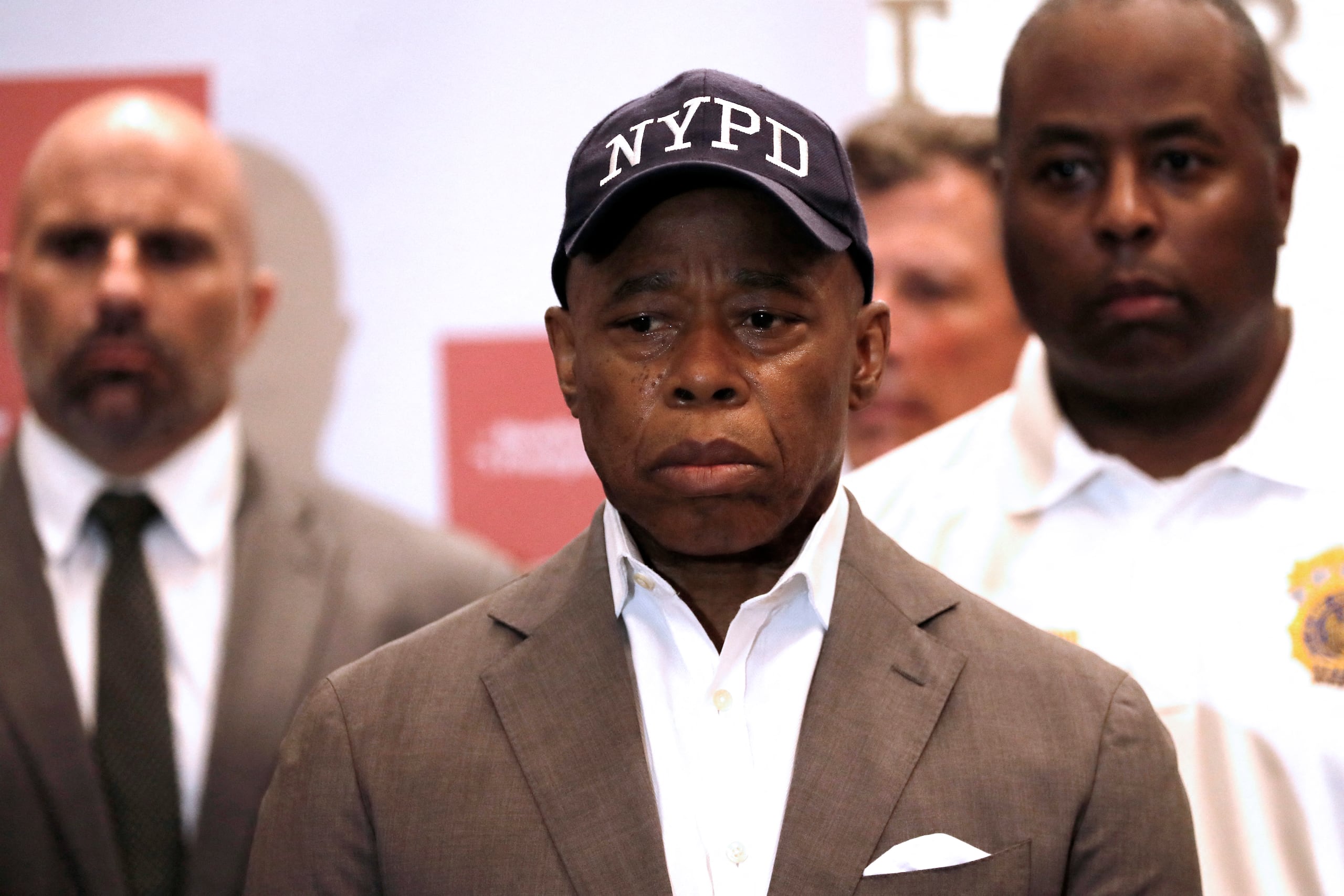 Adams, de 65 años, es el segundo alcalde negro de la ciudad. Ex capitán de la policía de Nueva York y presidente del distrito de Brooklyn, asumió el cargo en 2022 prometiendo reducir el crimen y revitalizar la ciudad.