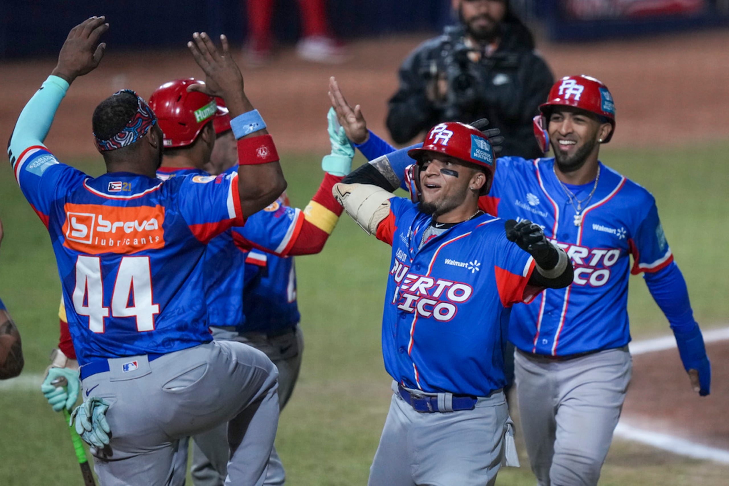 Isán Día y Eddie Rosario celebran después de anotar contra Venezuela durante un partido de consolación de la Serie del Caribe en el estadio Nido de los Águilas en Mexicali, México, el 6 de febrero de 2025.
