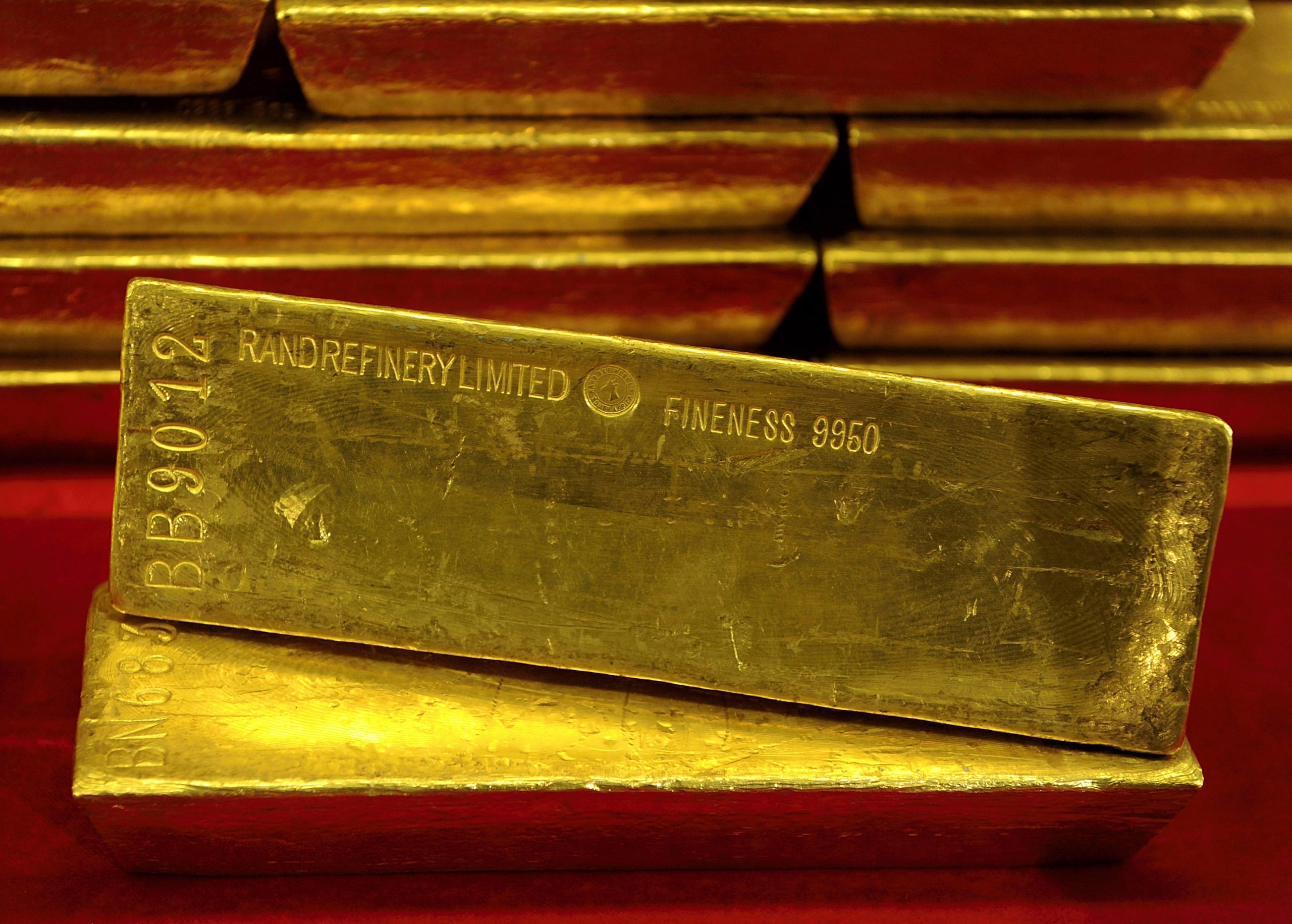 Según datos de Bloomberg recogidos por EFE, a las 3:34 p.m. (hora en España), la onza de oro ha tocado los 4,533.23 dólares, cuando subía en el entorno al 1.2 %.