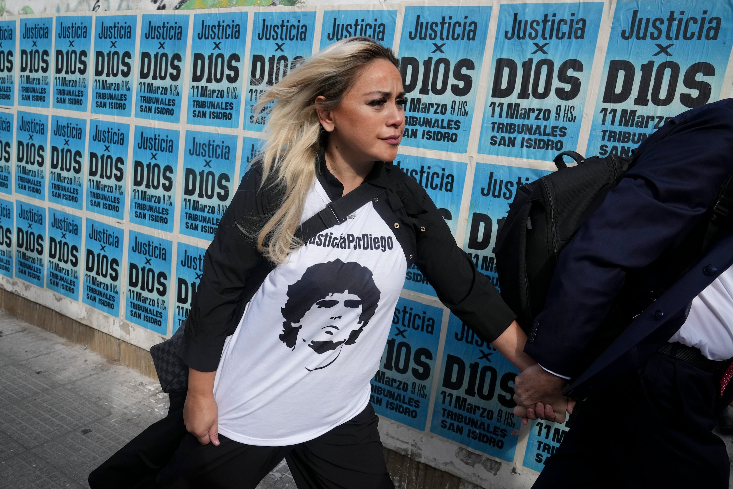 Veronica Ojeda, la ex pareja de Diego Maradona, llega al tribunal para una de las sesiones del juicio que ahora la fiscalía pide suspender por 10 días.