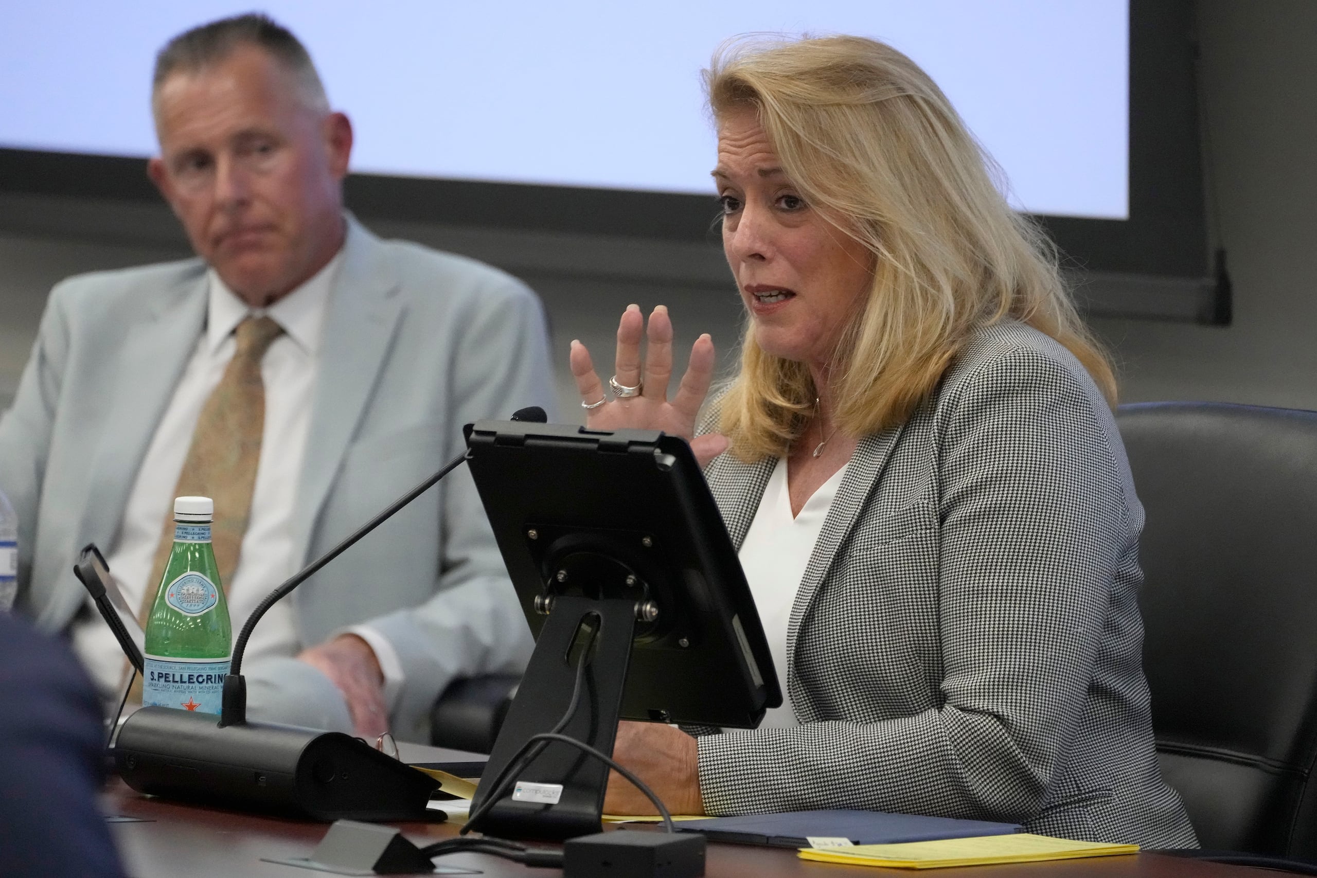 En esta foto del 19 de noviembre del 2024, la comisionada del Condado de Pinellas, Kathleen Petersen, ofrece una opinión durante una reunión sobre el nuevo estadio de los Rays de Tampa Bay.