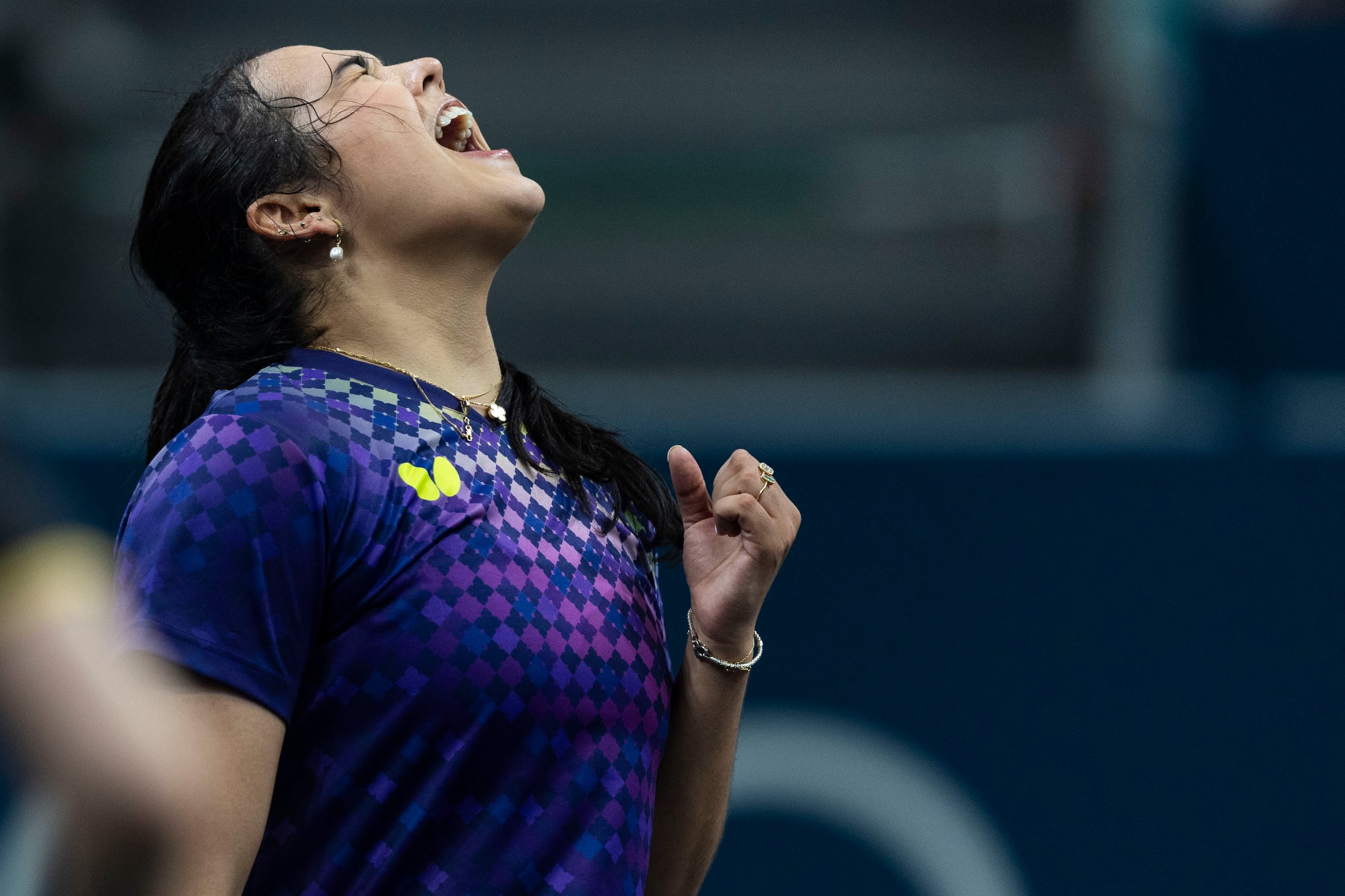 Adriana reacciona a su triunfo.