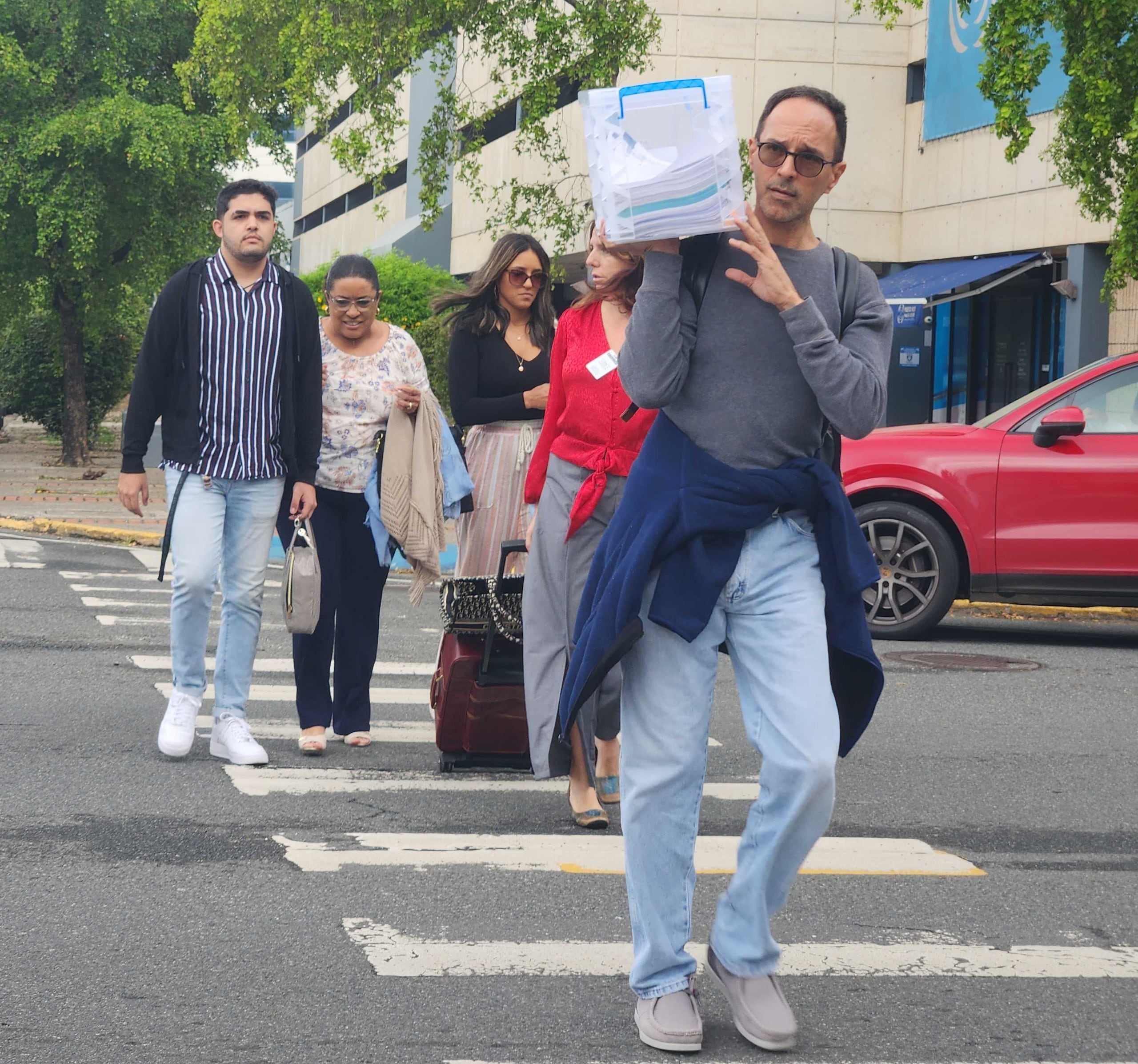 El esposo de la exrepresentante María Milagros "Tata" Charbonier, Orlando Montes Rivera, al frente, también pidió no restituir los $136,500 conseguidos bajo un esquema de fraude.