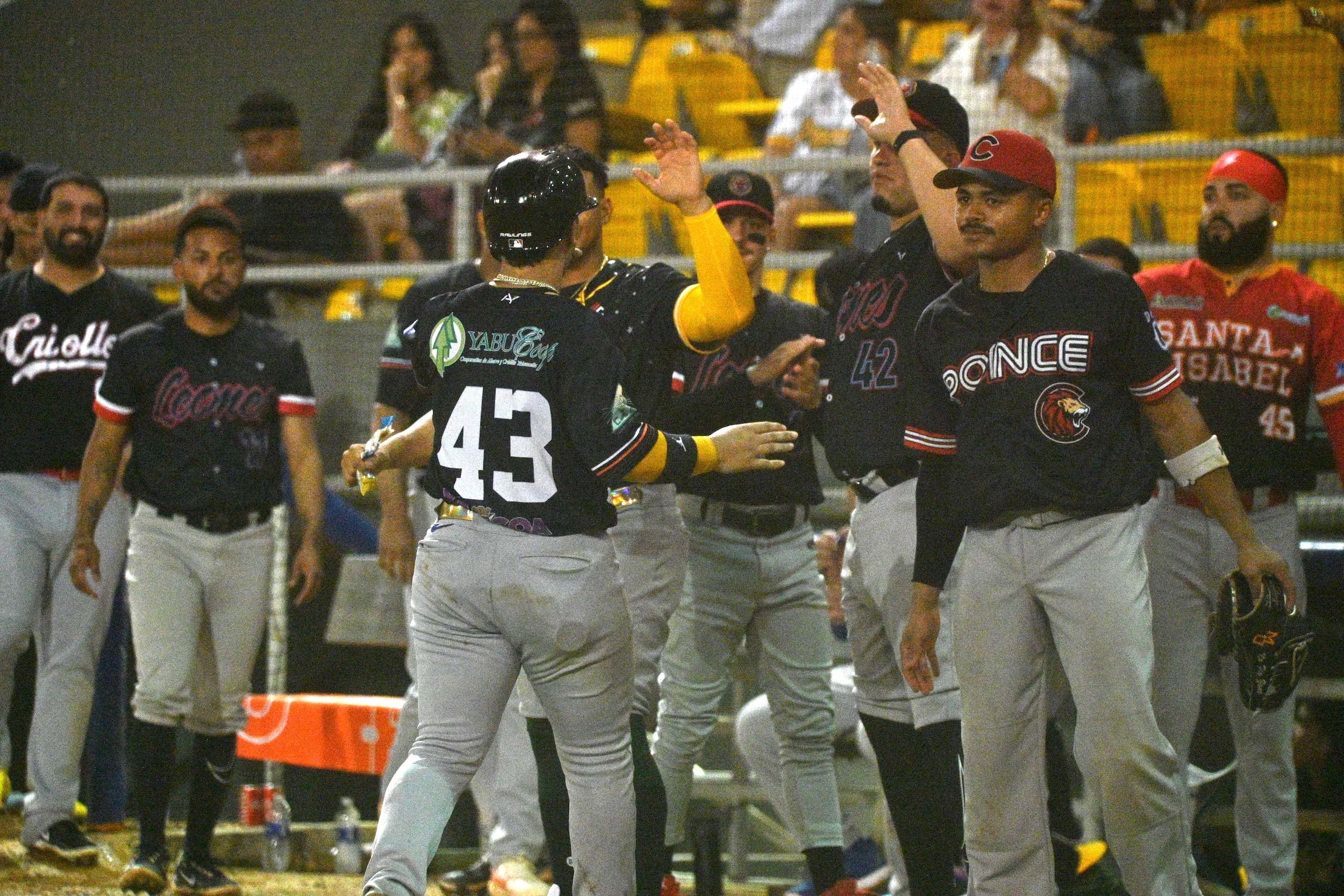El Equipo Caribe tomó el comando en la parte alta de la cuarta entrada con un ramillete de cinco carreras, destacando un sencillo de Eric Hernández que rompió el empate de una anotación y trajo la carrera de la ventaja.