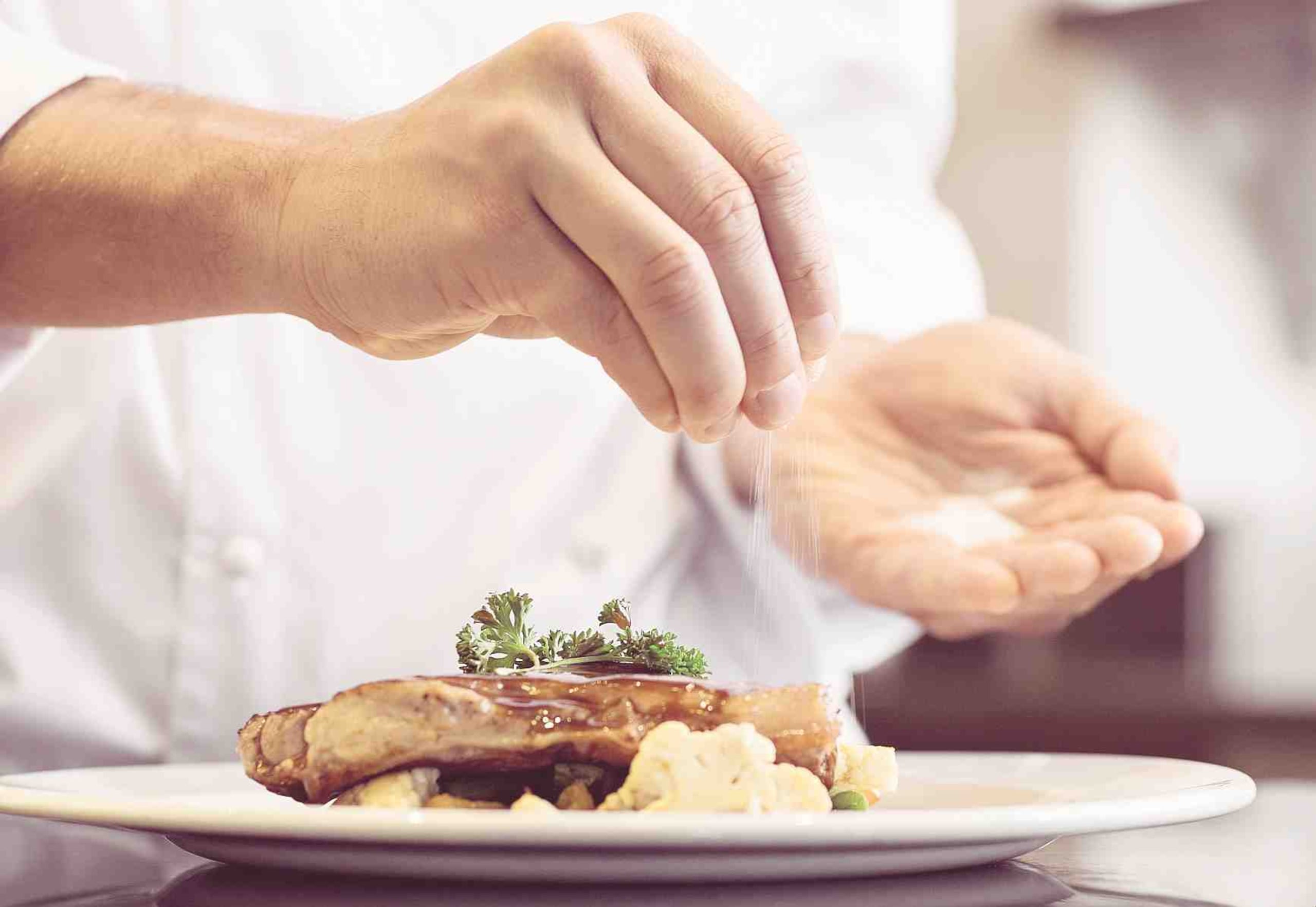 La mayoría del sodio está oculto dentro de los alimentos procesados comunes y las comidas en restaurantes. (Archivo GFR Media)