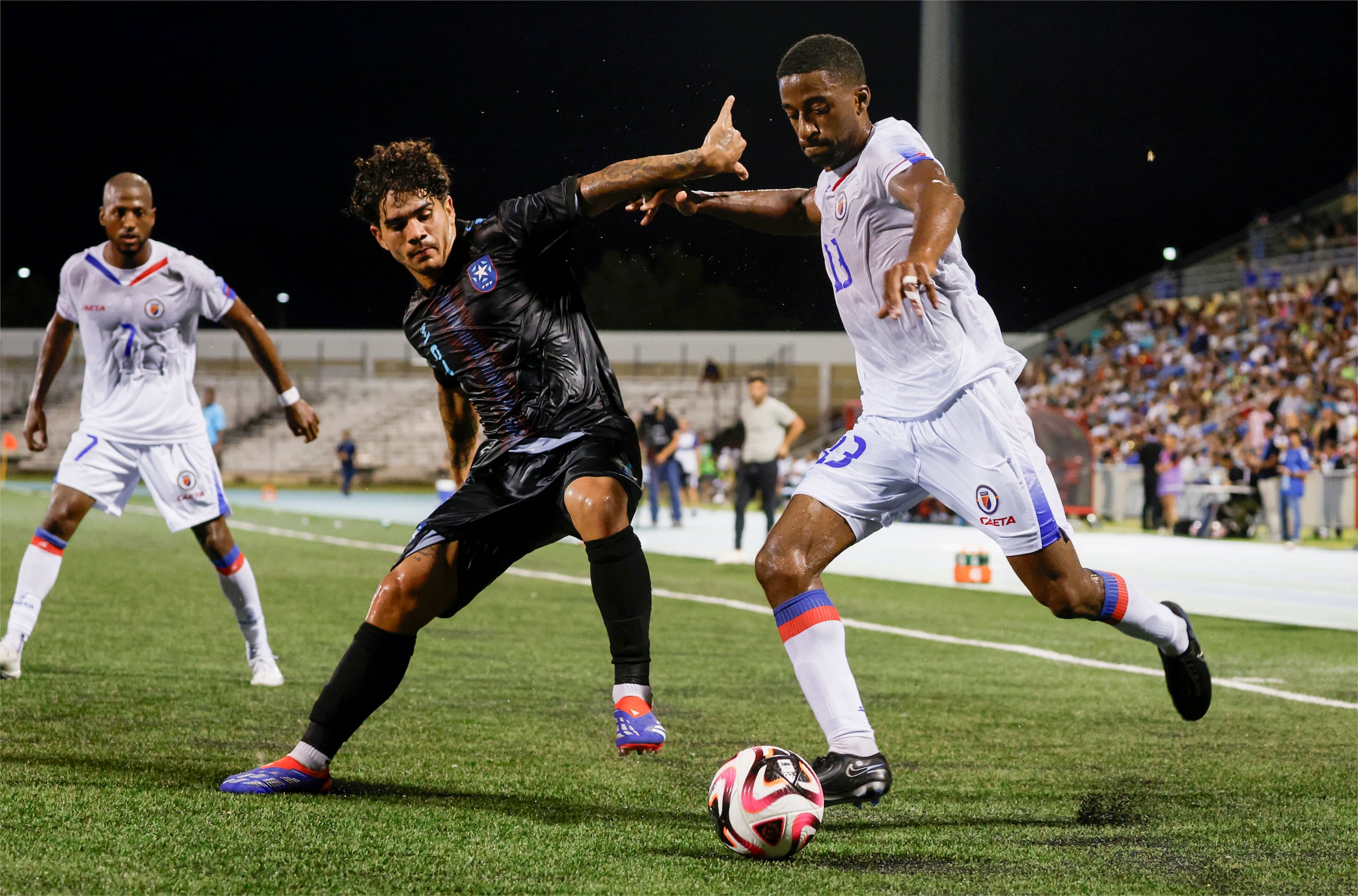 Wilfredo Rivera (i), de Puerto Rico, disputa el balón con Markhus Lacroix, de Haití, en un partido de la Liga de Naciones de la Concacaf, en el Estadio José Antonio Figueroa en Mayagüez (Puerto Rico). EFE/ Thais Llorca