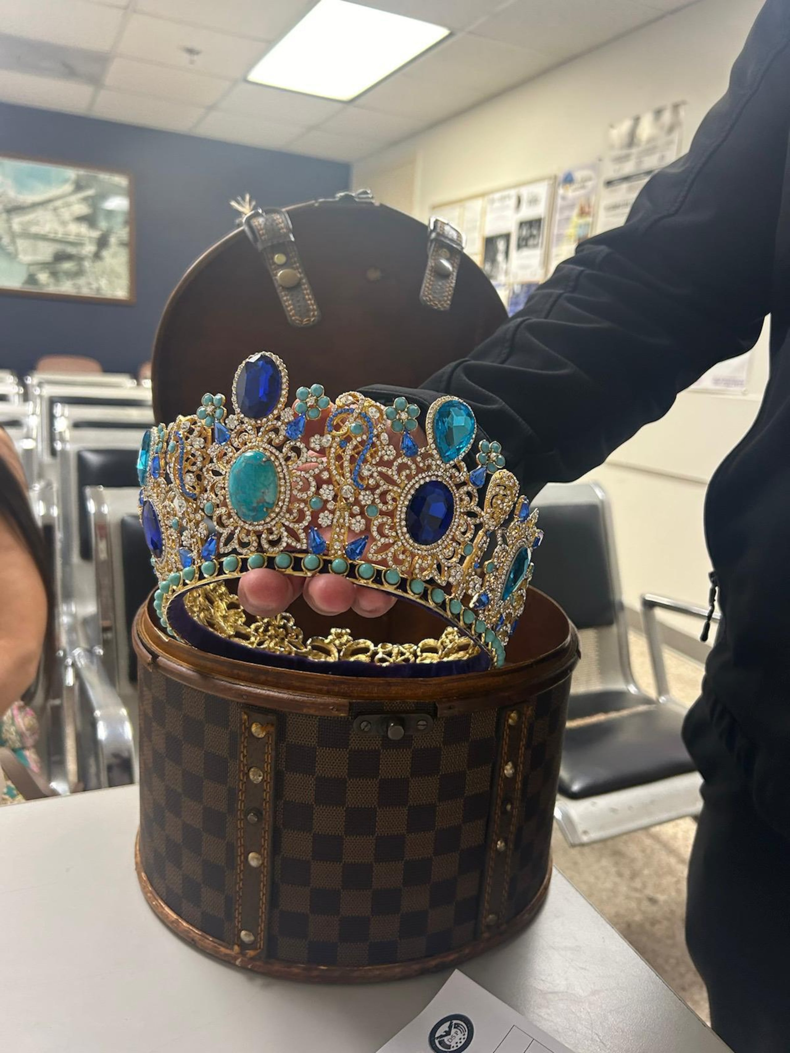 La corona de Miss Mundo República Dominicana fue recuperada por agentes del CIC de Carolina, tras una mujer apropiarse de ella mientras la reina de belleza recogía su equipaje.