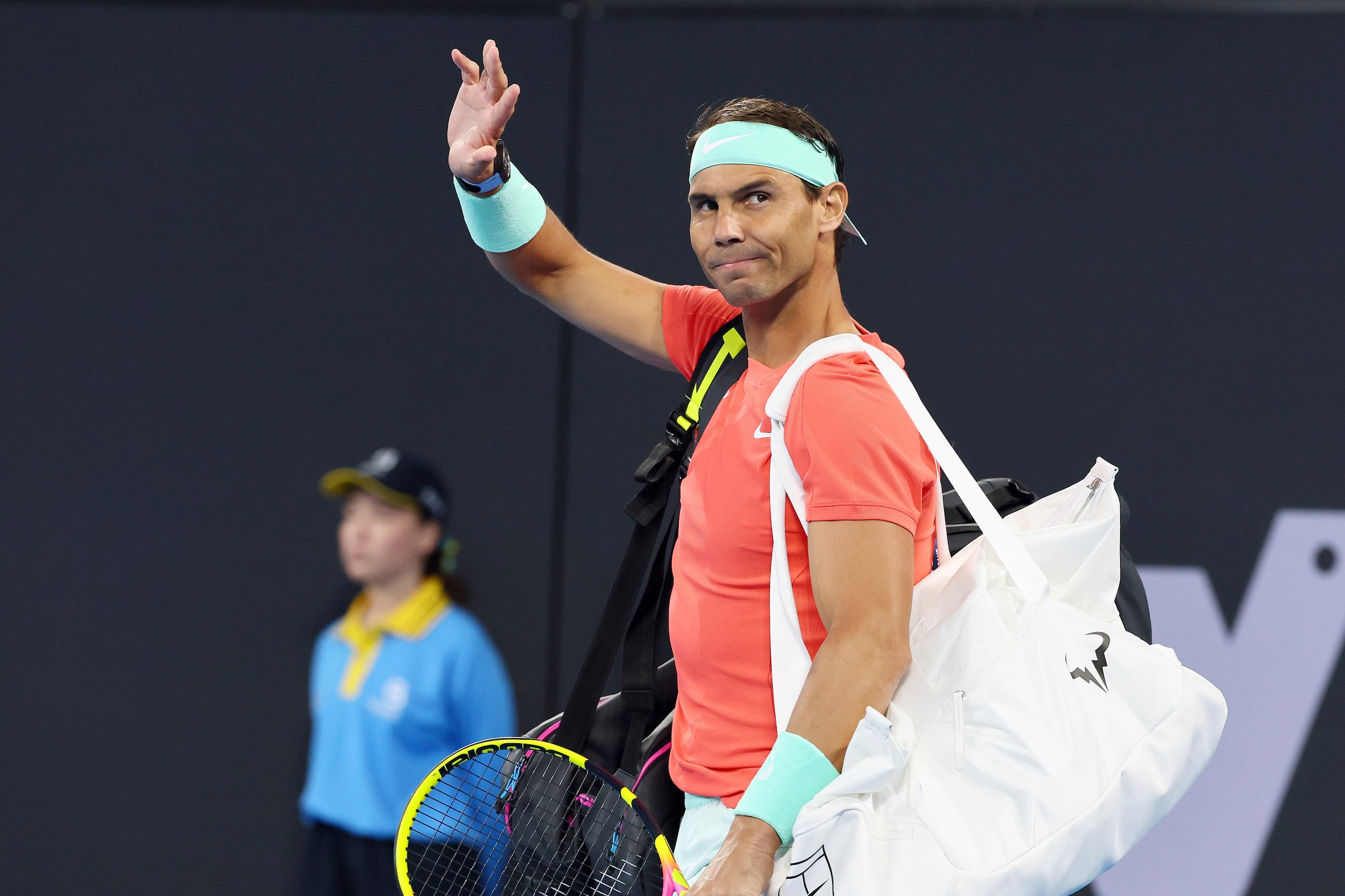 El español Rafael Nadal saluda a los fanáticos en su partido de dobles contra los australianos Max Purcell y Jordan Thompson durante el torneo Internacional de Brisbane, Australia, el 31 de diciembre de 2023.