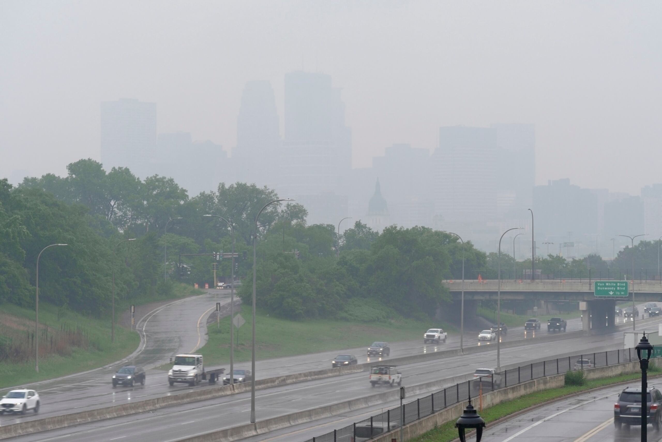 Humo de los incendios forestales que arden en Canadá, y la lluvia, oscurecen el horizonte del centro de Minneapolis, Minnesota, el martes 3 de junio de 2025. (AP Foto/Mark Vancleave)