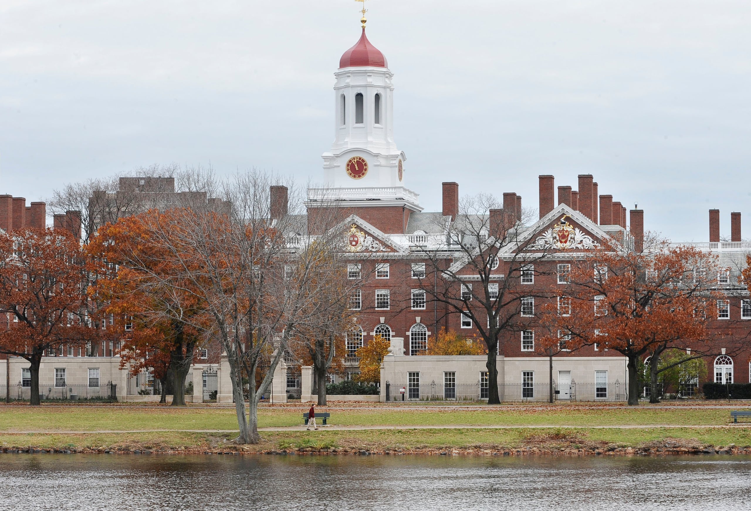 Harvard igualó una política de MIT.