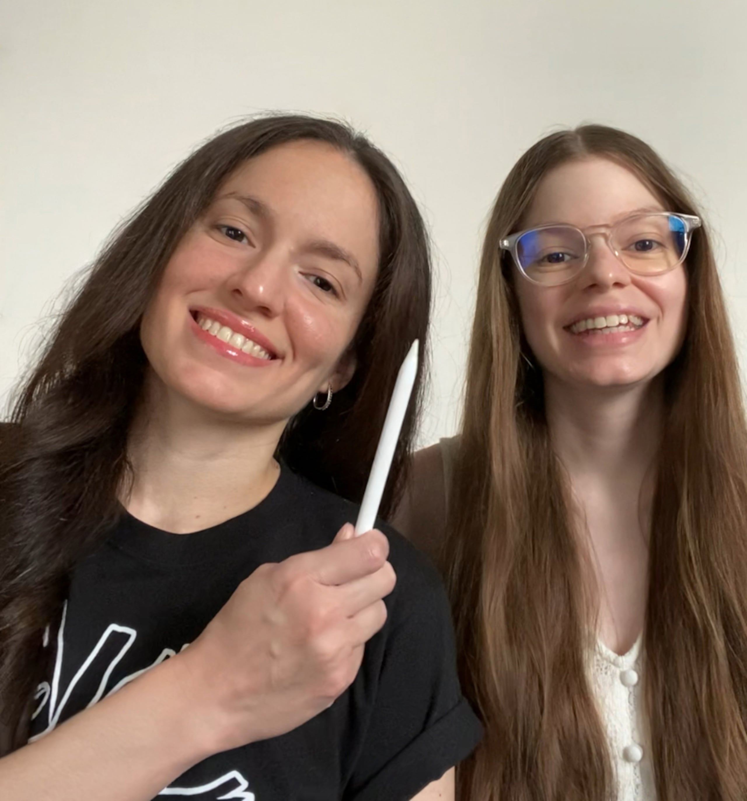 Alison Montalvo de León, quien padece encefalomielitis miálgica y sensibilidad química múltiple, realizó unas postales junto a su hermana Grace, para ayudar con su tratamiento médico.