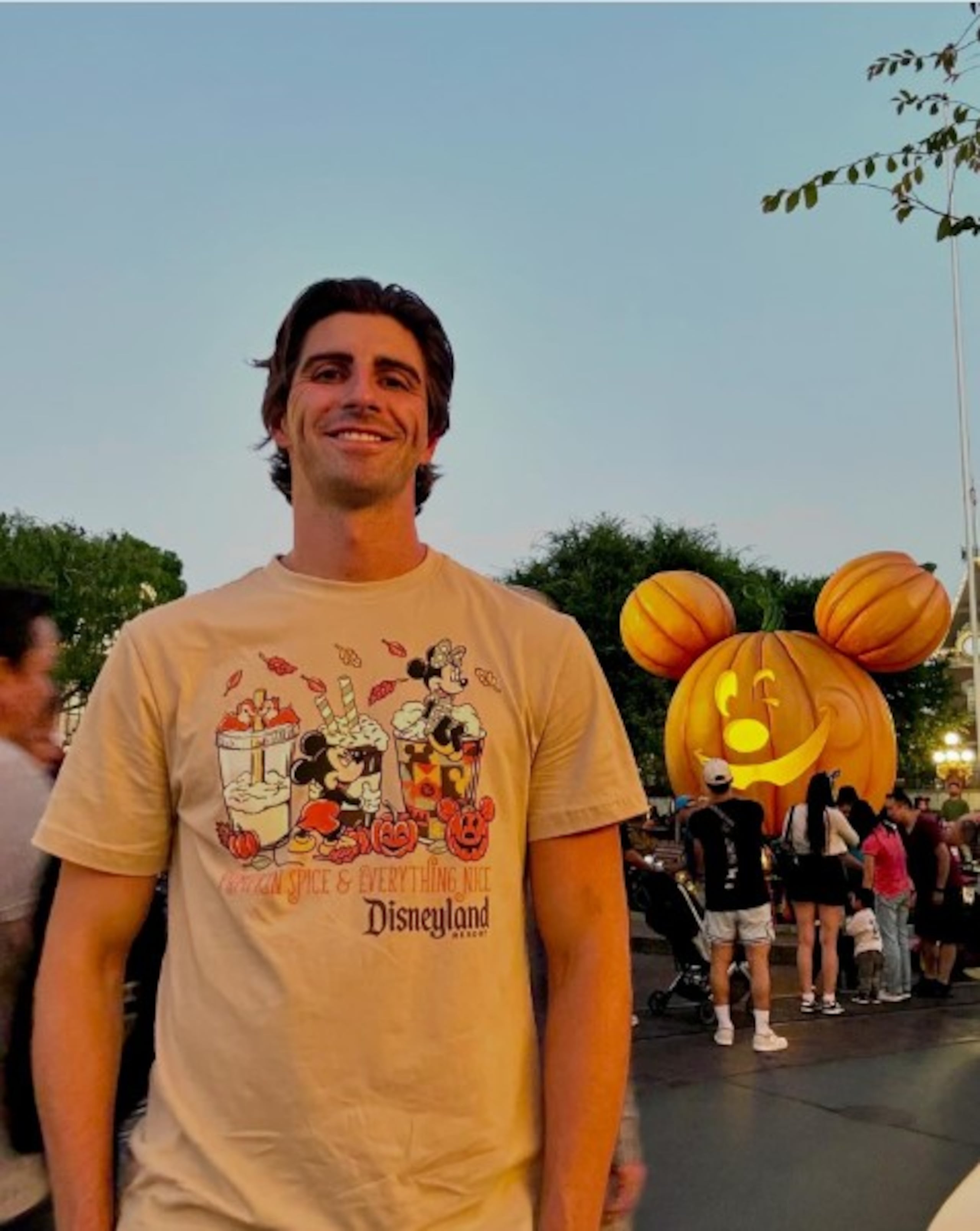 El creador de contenido fue trasladado al Centro Médico Global de Anaheim, donde falleció aproximadamente una hora después.