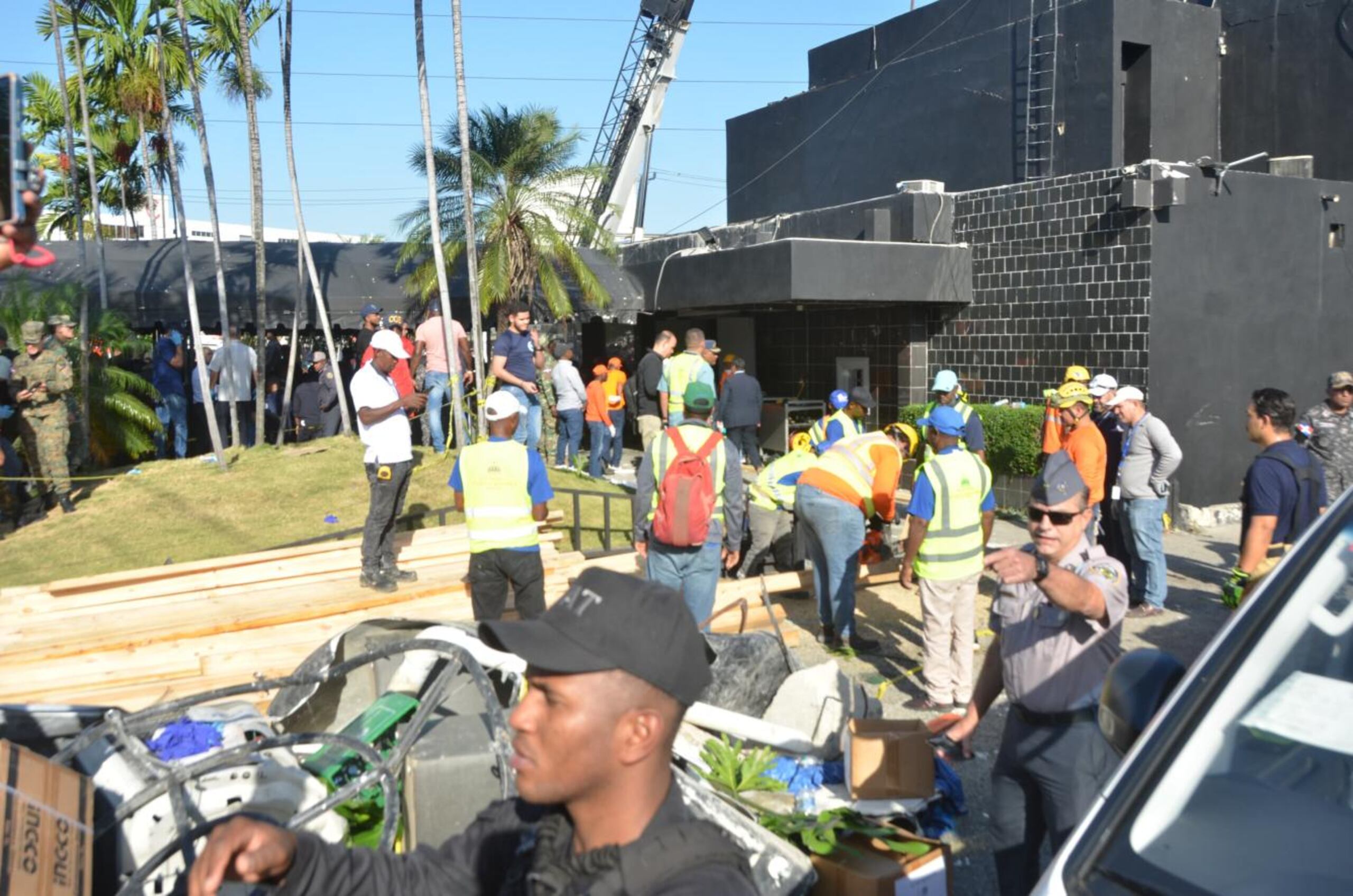Una tragedia ocurrió, la madrugada de este martes, al desplomarse parte del techo de la discoteca Jet Set en la capital dominicana, mientras el cantante Rubby Pérez amenizaba una fiesta.