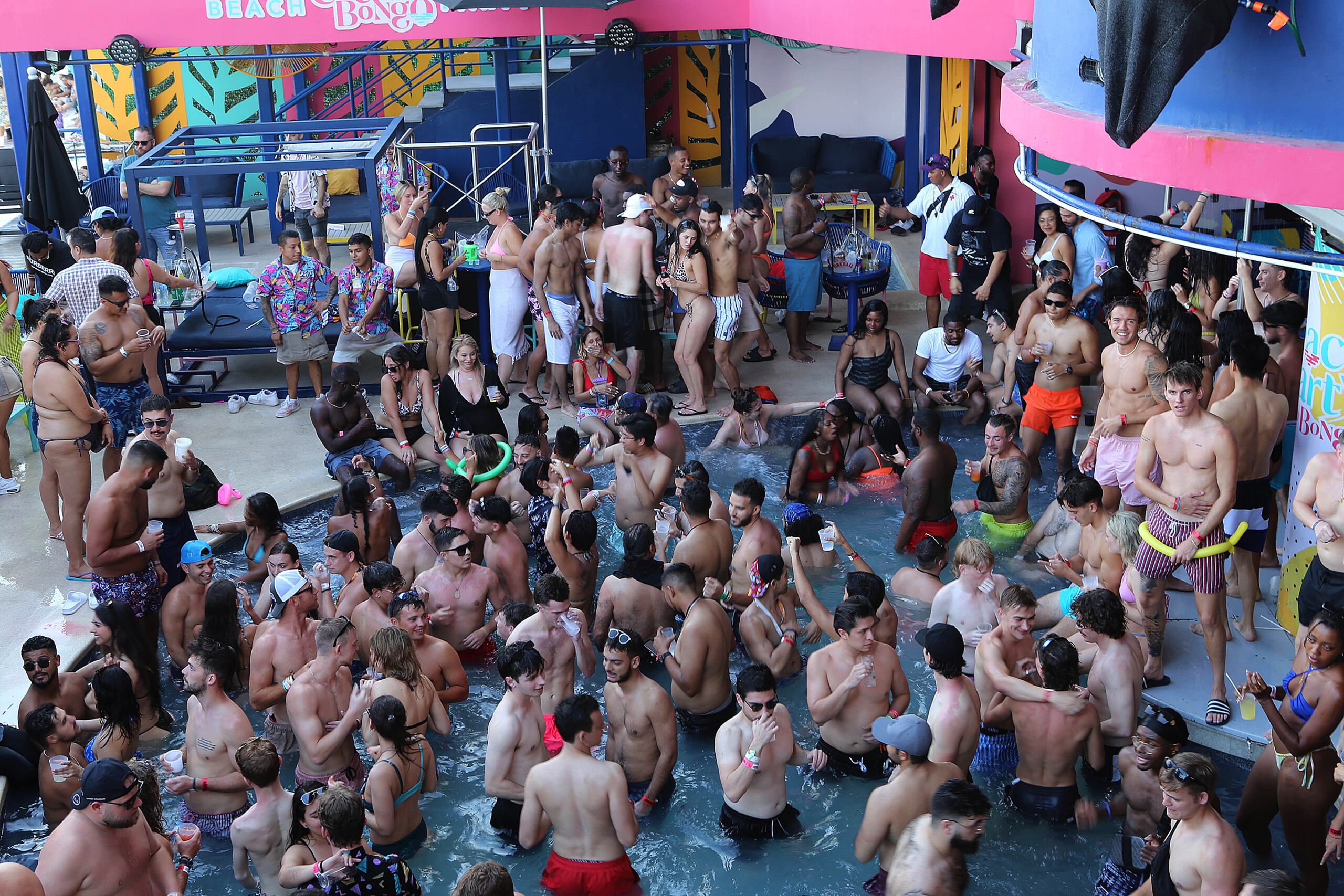 La medida se suma a un drástico paquete de restricciones aprobado por Miami Beach para controlar los alborotos, como registros de seguridad, control de acceso a la playa, puntos de control de alcoholemia y cierres anticipados de entradas a las playas.