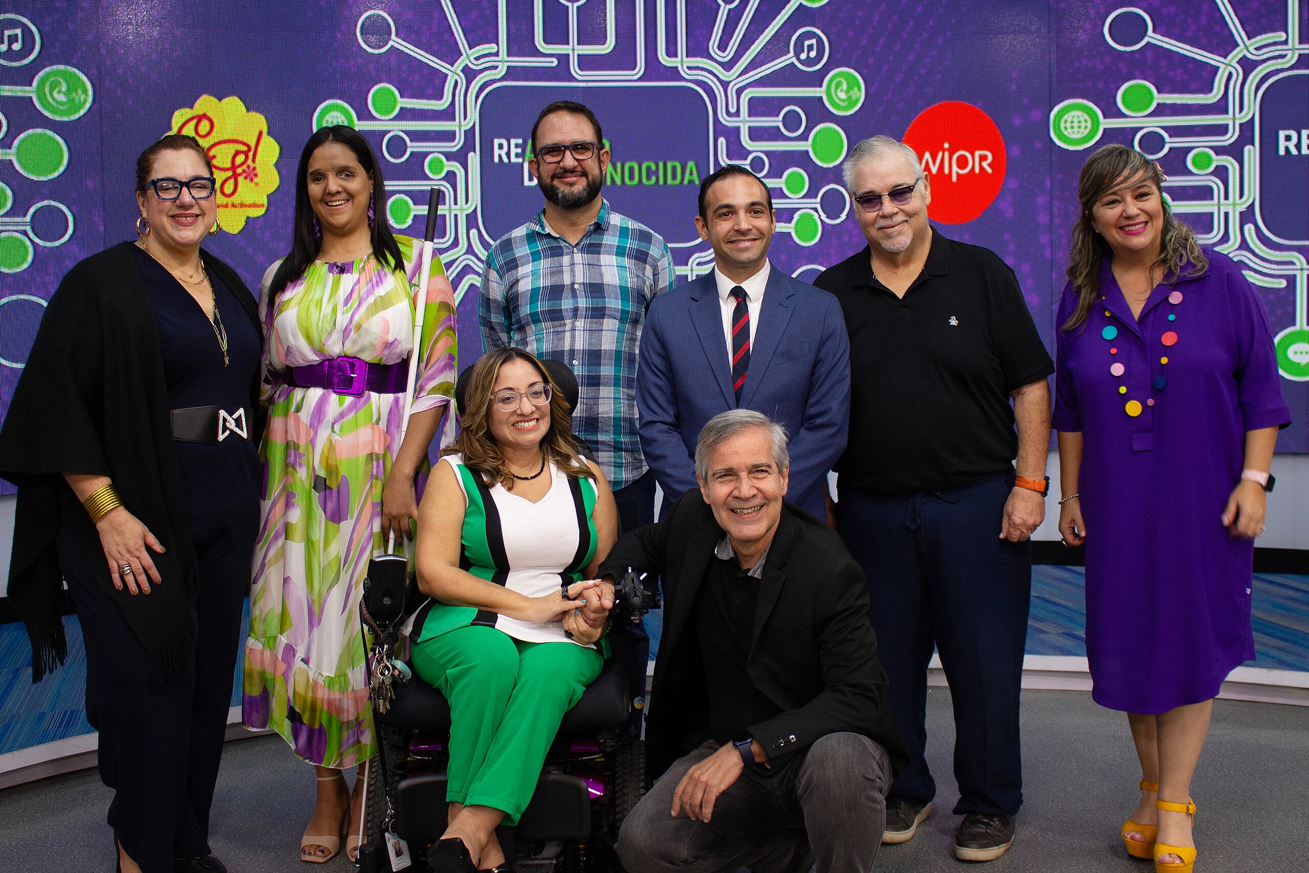 Al frente, la Dra. Maribel Ortiz, directora ejecutiva de la Defensoría de las Personas con Impedimentos; y Eric Delgado, presidente de CPRDP.
Atrás, desde la izquierda: Marietty Lasanta (WIPR), Shalmarie Arroyo (productora de Realidad Desconocida), Fernando Ferrer (director creativo de la campaña “Somos todos capaces”), Omar Hernández (National Interpreters), Roberto Díaz (Vicepresidente de Radio de WIPR) y Coralys González (presidenta de Strategic Brand).
