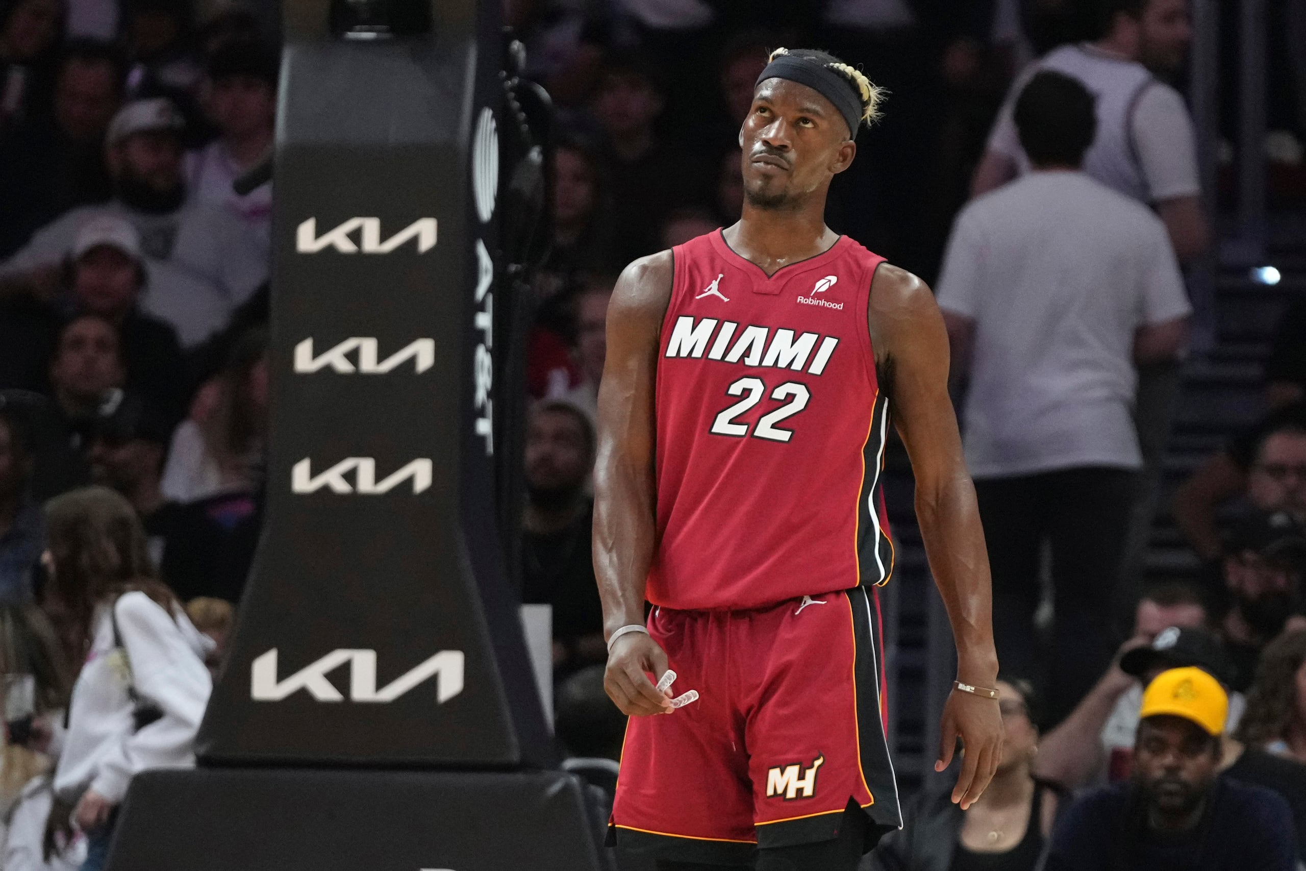 Jimmy Butler, alero del Heat de Miami, camina sobre la cancha en el partido del martes 21 de enero de 2025 ante los Trail Blazers de Portland.