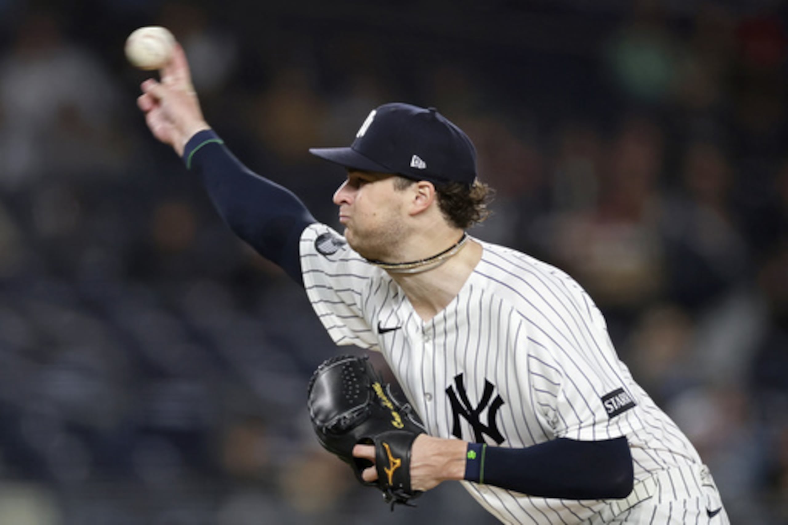 El lanzador de los Yankees de Nueva York, Cam Schlittler, lanza durante la primera entrada de un partido de béisbol contra los Rays de Tampa Bay, el jueves 24 de septiembre de 2026, en Nueva York. (Foto AP/Adam Hunger)