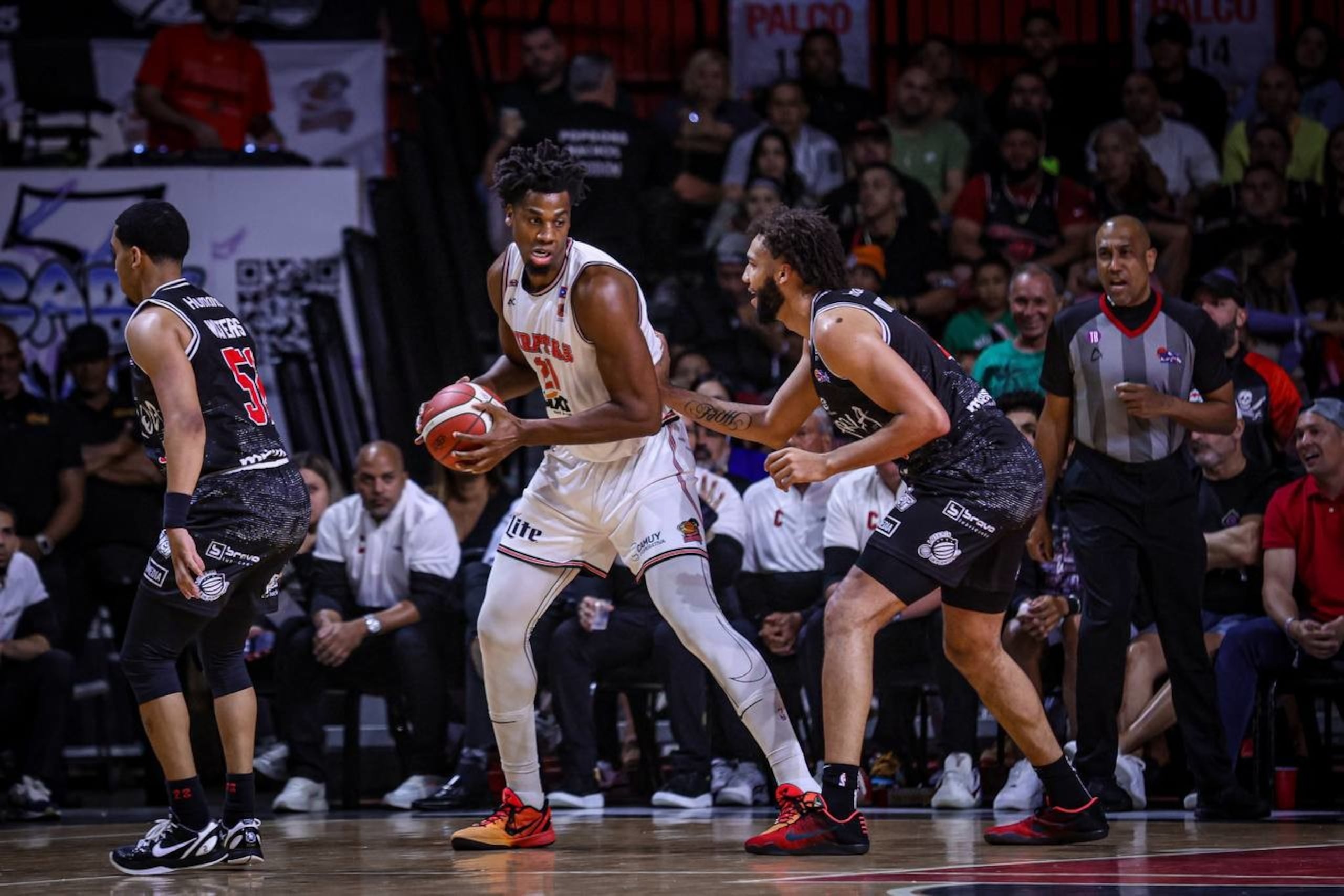 Hassan Whiteside debutó en el BSN en 2023 con los Piratas de Quebradillas.