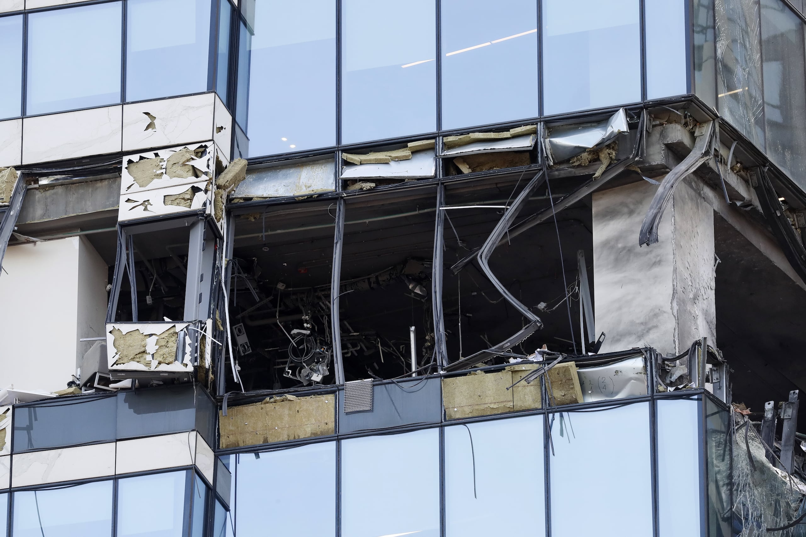 Vista de la fachada dañada de un edificio tras un ataque con drones en Moscú, Rusia, el 30 de julio de 2023. EFE/EPA/YURI KOCHETKOV