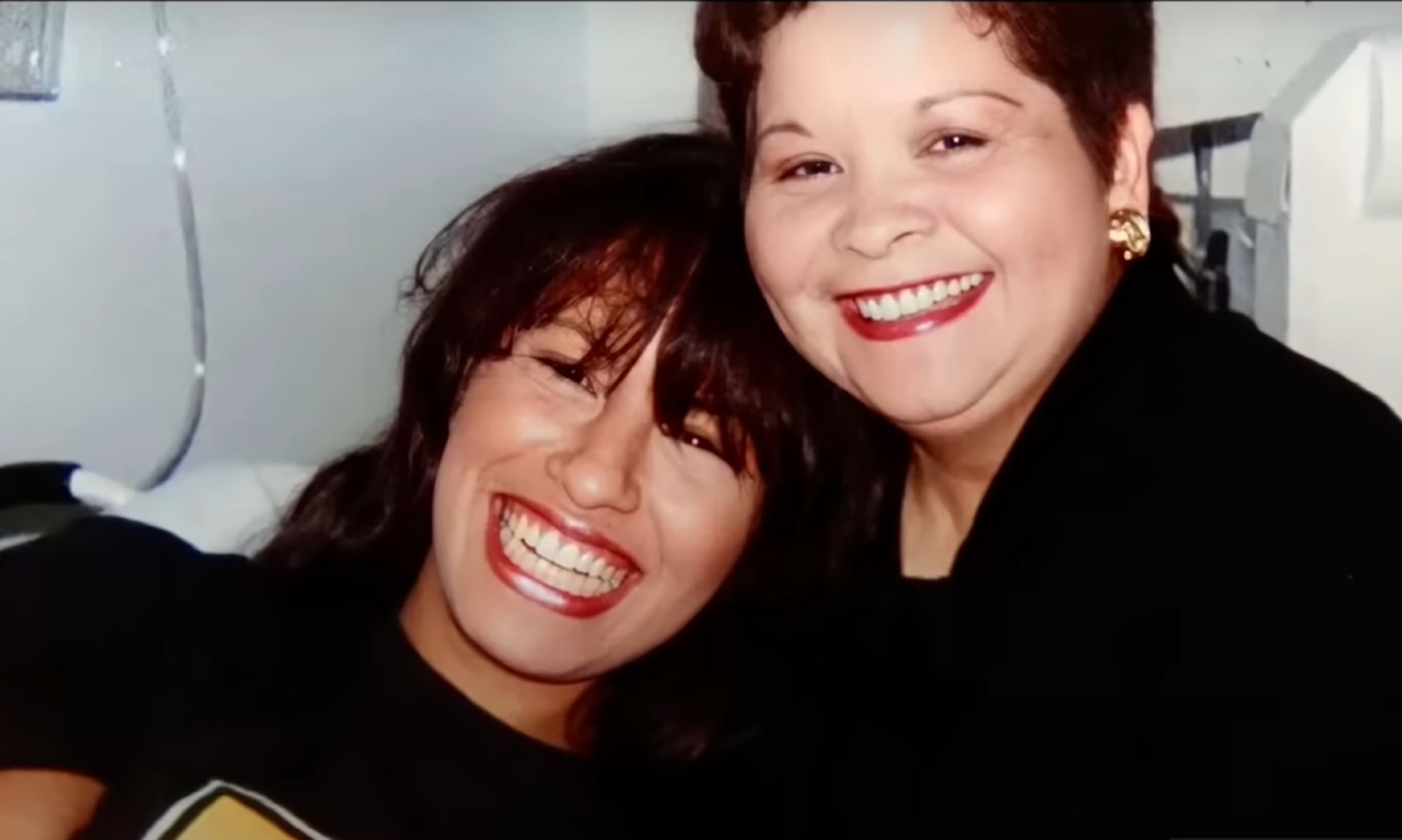 Selena Quintanilla, a la izquierda, fue asesinada en 1995 por Yolanda Saldívar, a la derecha, quien fue la presidenta del "fan club" de la cantante.