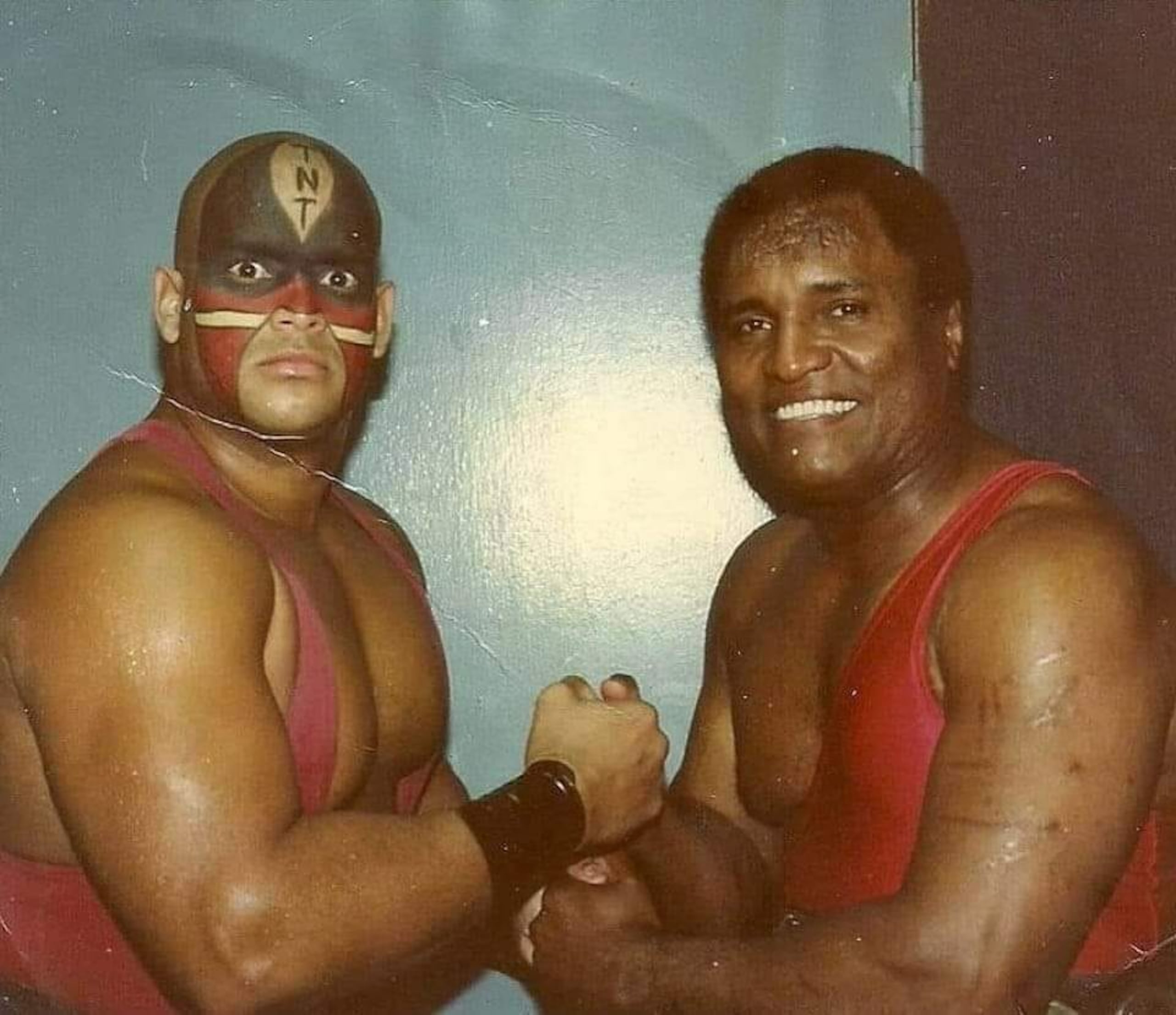 Savio Vega, en ese entonces TNT, junto a Carlos Colón.