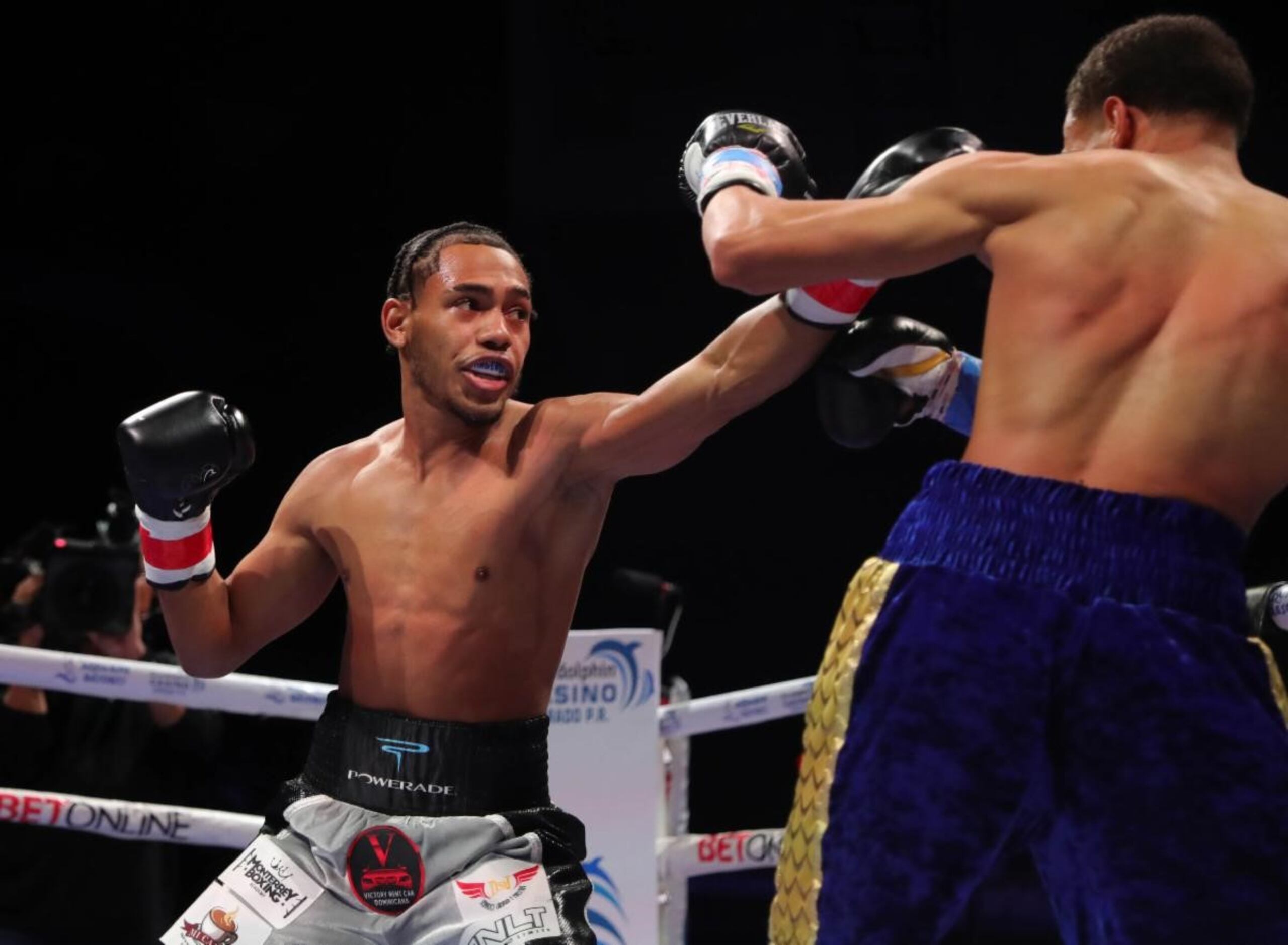 Yan Carlos ‘Dangerous’ Santana viene de obtener el triunfo más importante de su joven carrera cuando despachó en el mismo primer asalto al fuerte pegador y hasta entonces invicto Jostin Ortíz el pasado 26 de agosto en el Coliseo Roberto Clemente.