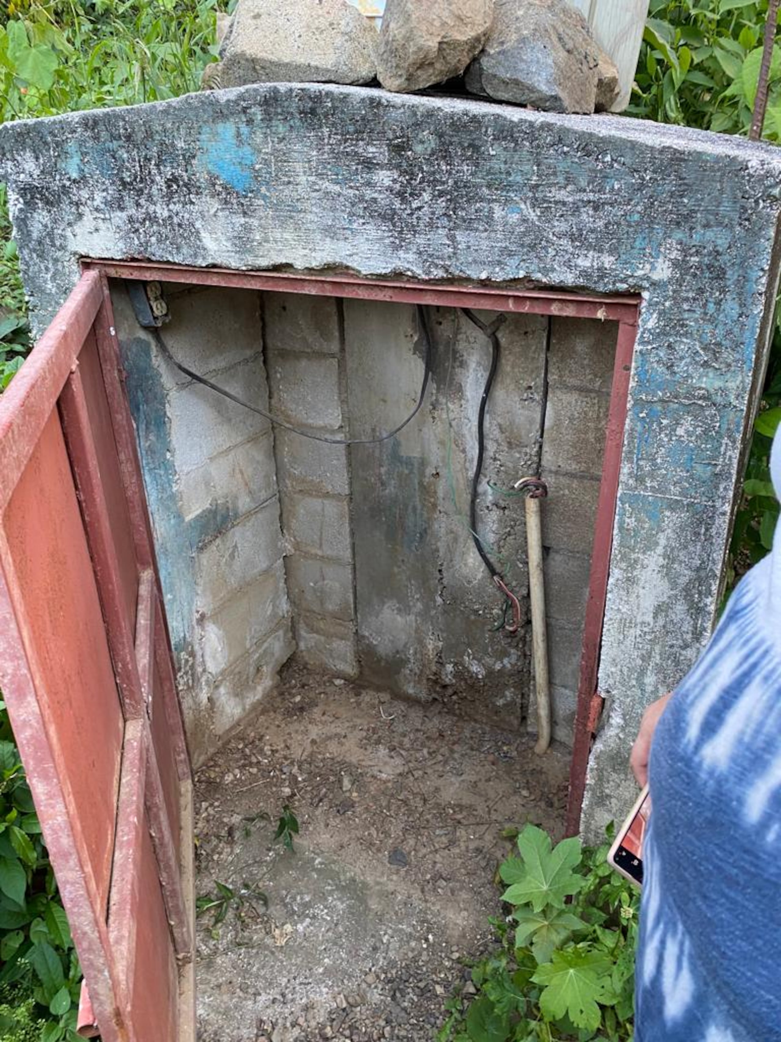 Señalan que Daniel Eisenmann ocasionó daños en el cuarto eléctrico y rompió la salida de agua del pozo que servía como acueducto comunitario.