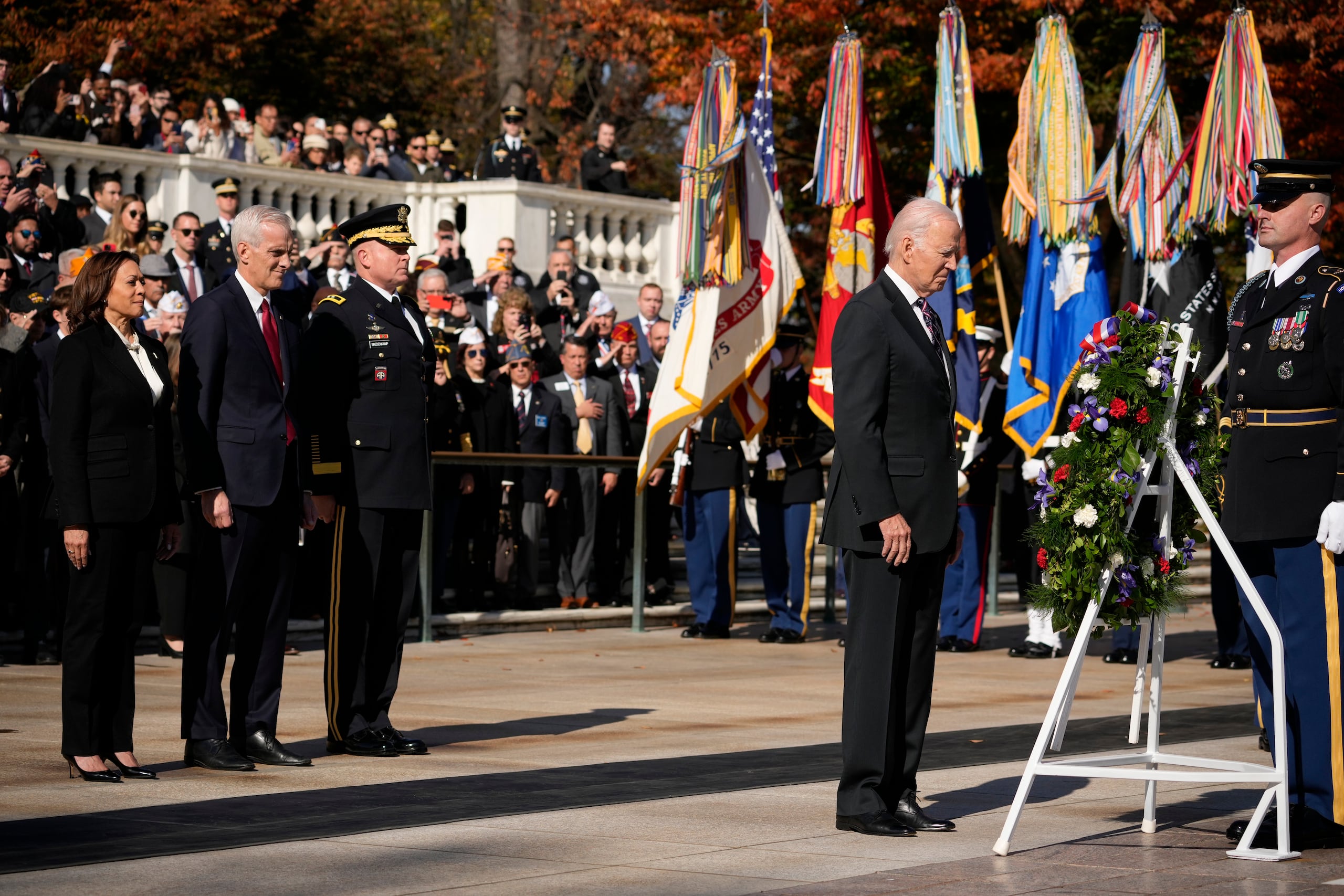 Flanqueado por la vicepresidenta Kamala Harris, el secretario de Asuntos de los Veteranos Denis McDonough y el general Trevor Bredenkamp, el presidente Joe Biden presenta una ofrenda floral a la memoria del soldado desconocido.