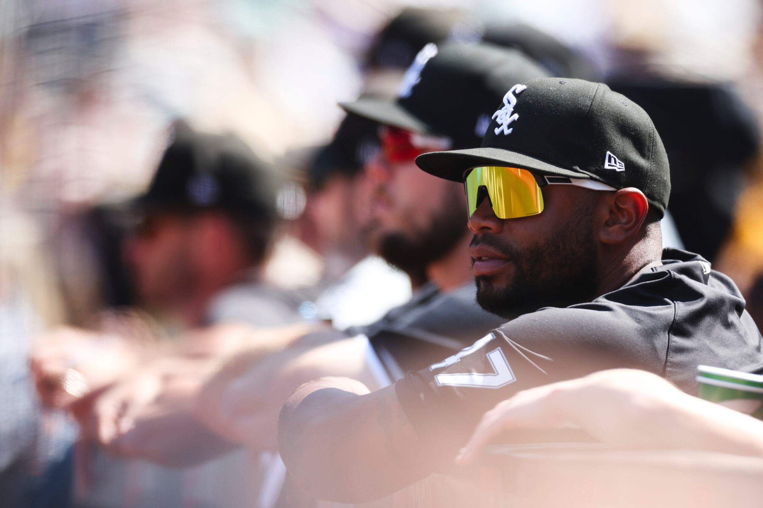Chuckie Robinson mira desde la banca a su equipo caer ante los Padres.