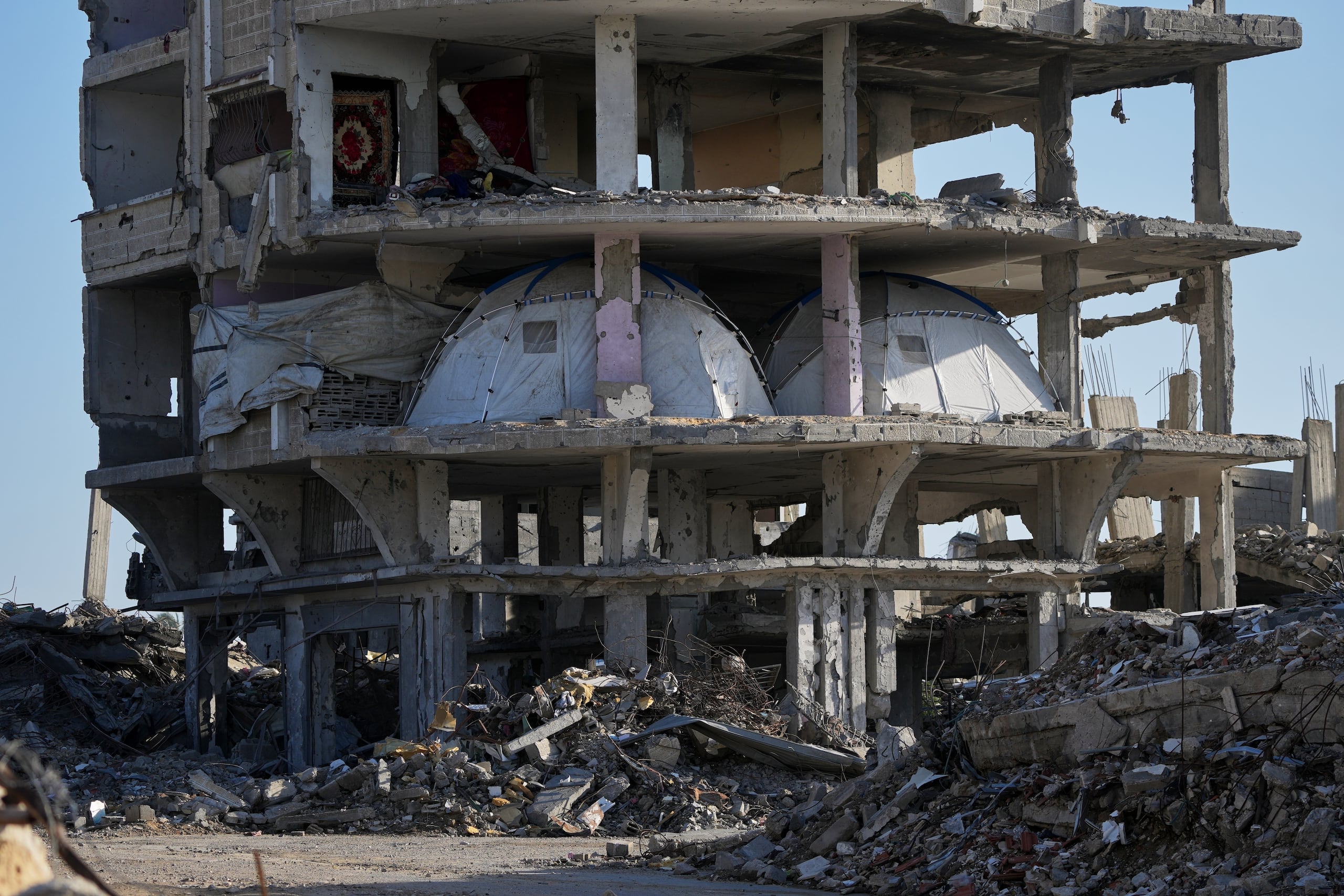 Tiendas de campaña dentro de un edificio de apartamentos destruido en Jan Yunis, en el sur de la Franja de Gaza, el sábado 15 de noviembre de 2025. (AP Foto/Abdel Kareem Hana)