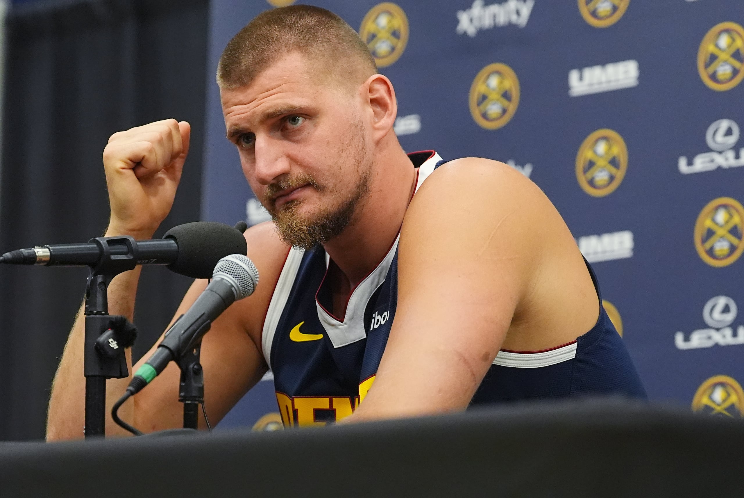 Nikola Jokic, centro de los Nuggets de Denver, responde a preguntas durante una conferencia de prensa.