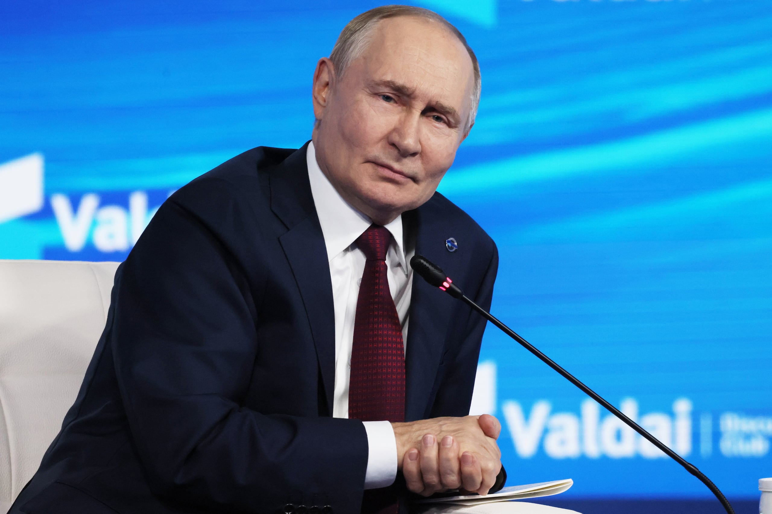 El presidente ruso, Vladímir Putin, responde a preguntas durante una reunión con expertos en política exterior en el Club de Debate Valdai, en Sochi, Rusia, el jueves 2 de octubre de 2025.
