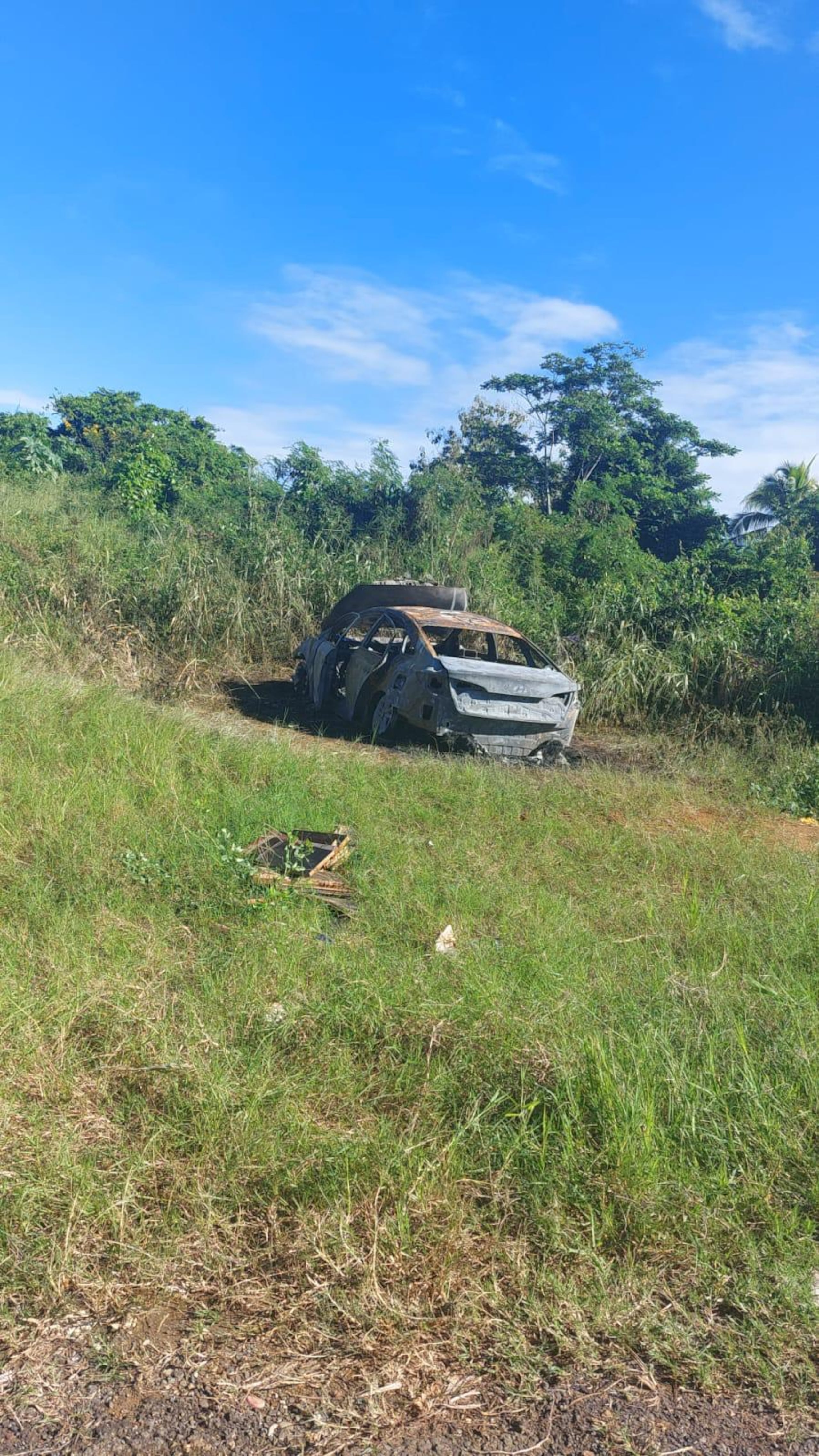 Un vehículo hurtado en Caguas fue hallado en llamas en un solar yermo del barrio Santana, en Arecibo.