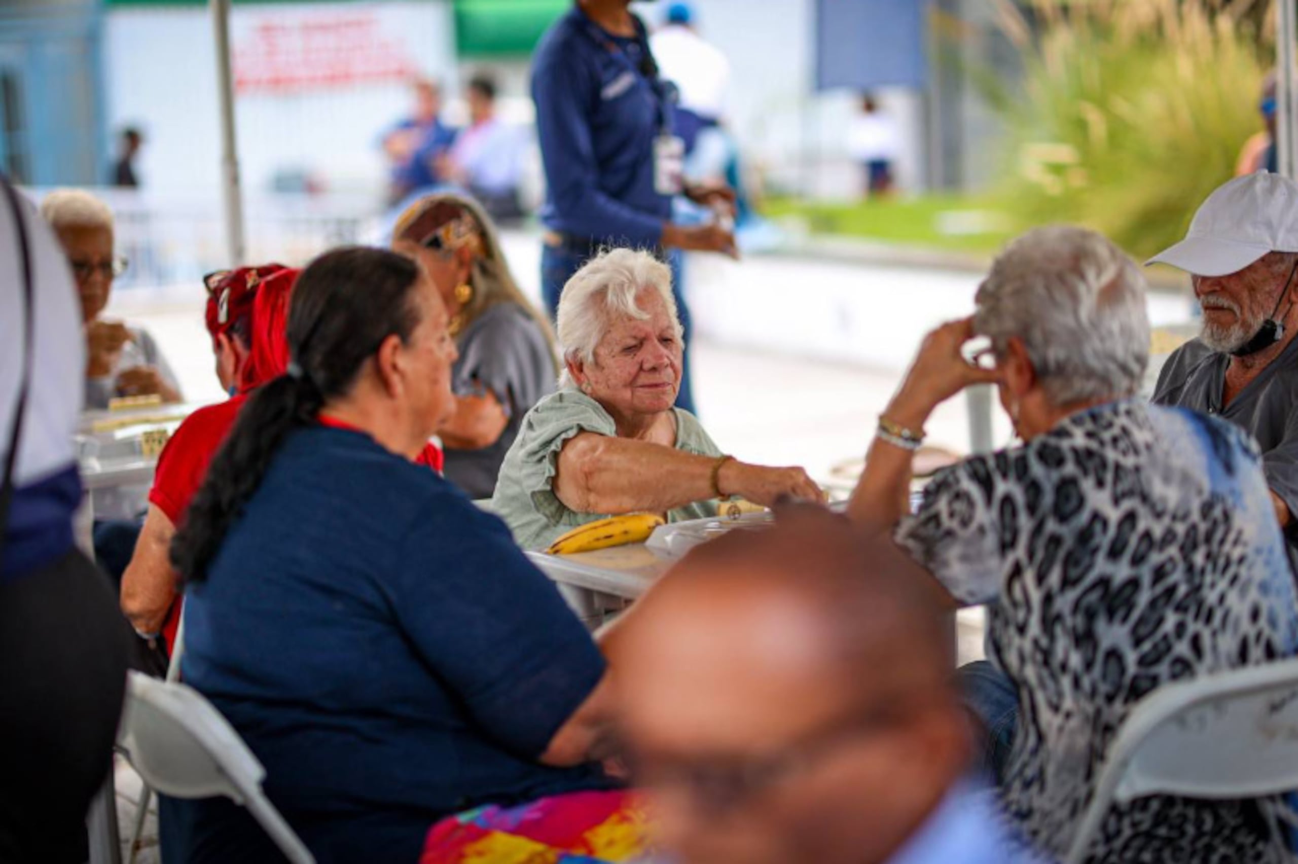 El viernes, la Plaza La Convalecencia se llenó de energía con un torneo de dominó entre adultos mayores de nueve centros comunitarios.