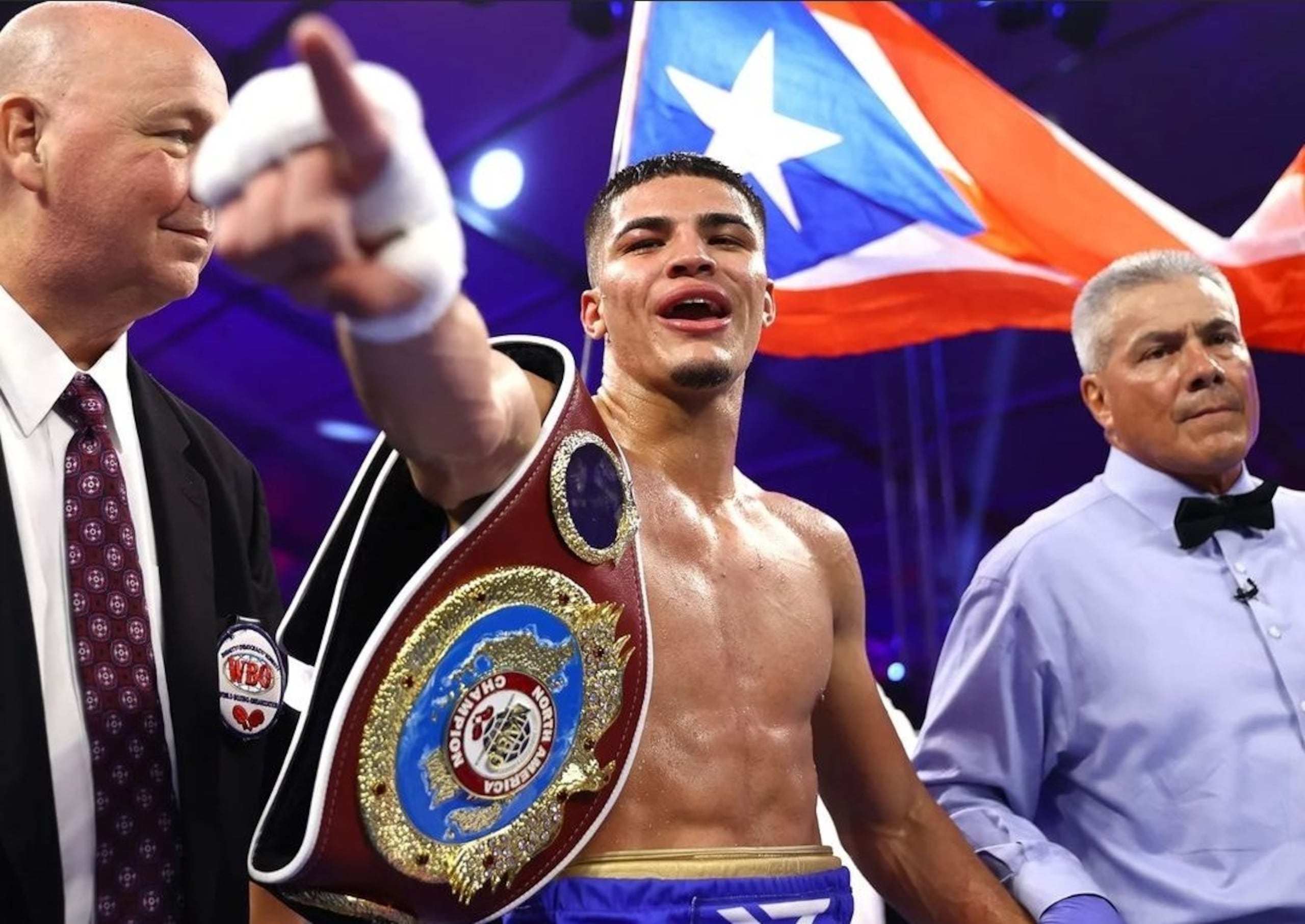Xander Zayas celebra la victoria luego de noquear al español Jorge Fortea.