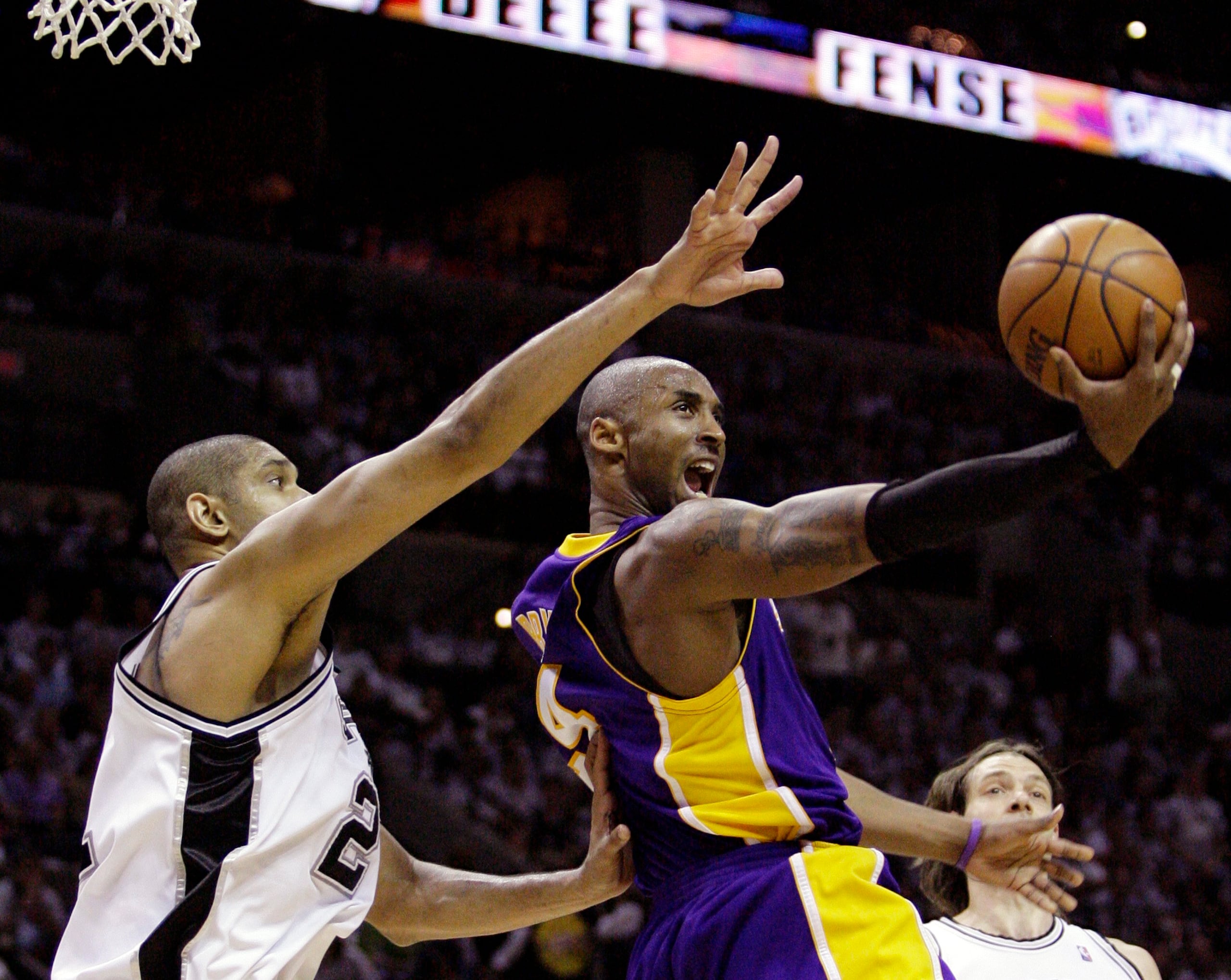 Kobe Bryant lanza un tiro acrobático ante Tim Duncan el domingo, 25 de mayo de 2008.