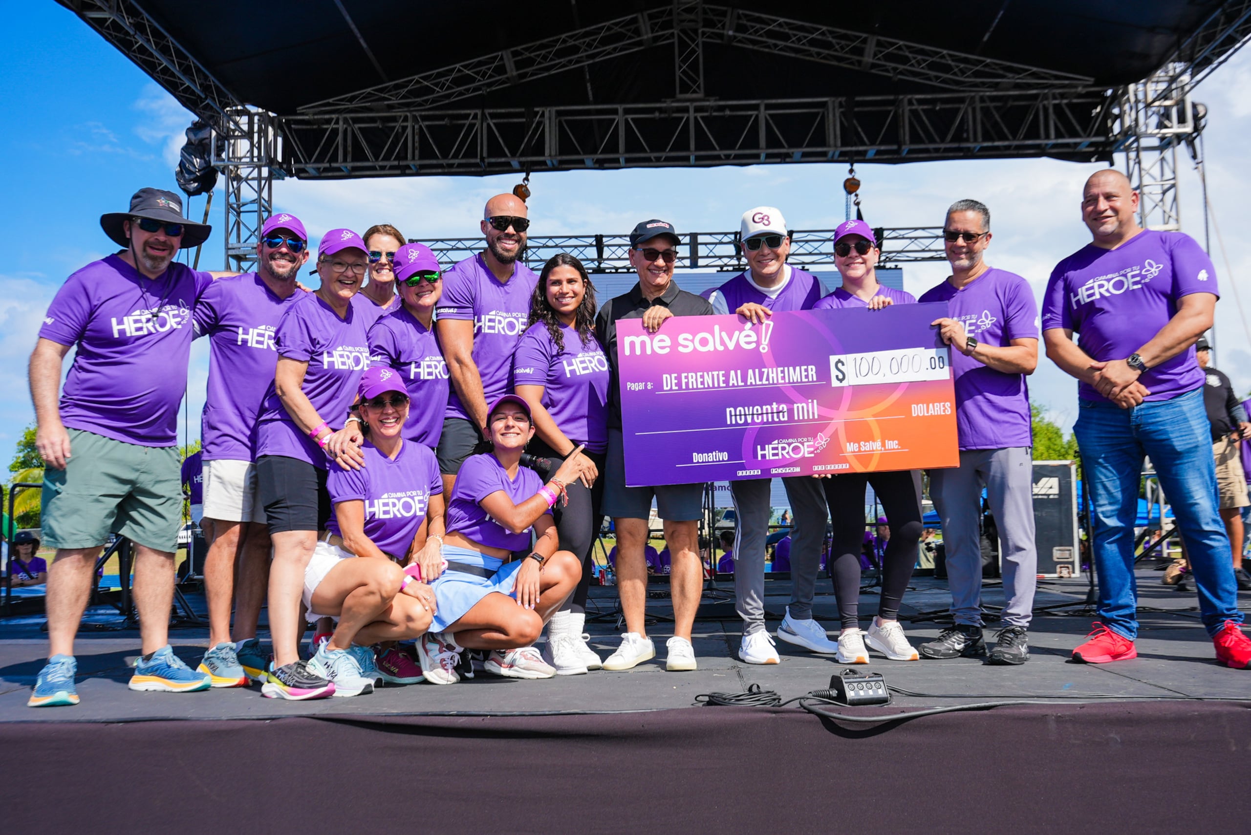 El director ejecutivo de Operaciones de las Tiendas Me Salvé, Juan Valentín, entregó un cheque simbólico de $100 mil obtenidos por las ventas de camisetas.