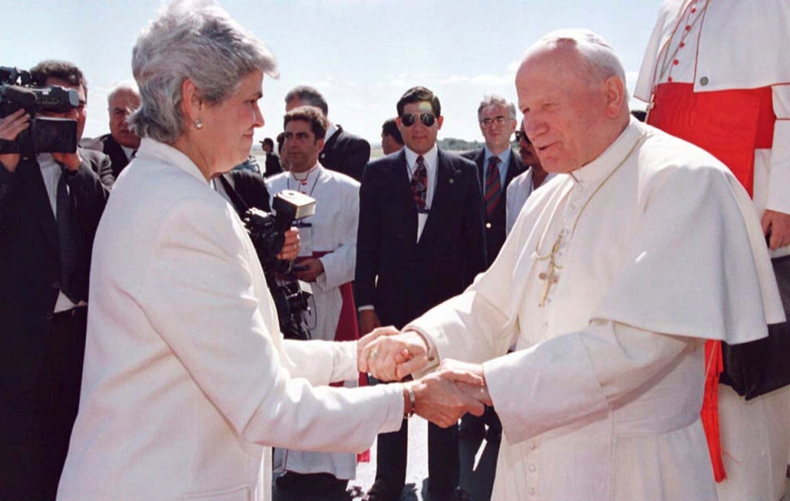 El Papa Juan Pablo II es recibido por la presidenta nicaragüense Violeta Chamorro tras su llegada a Managua el 7 de febrero de 1995.