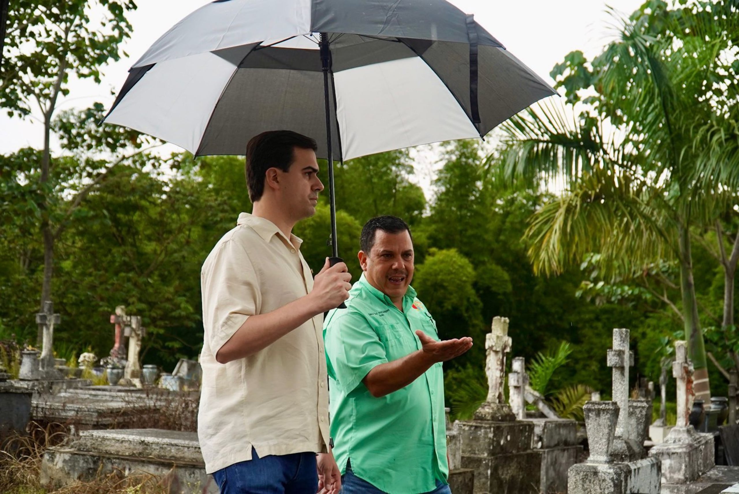 Pablo José con el alcalde de Lares, Fabián Arroyo Rodríguez, en el cementerio municipal