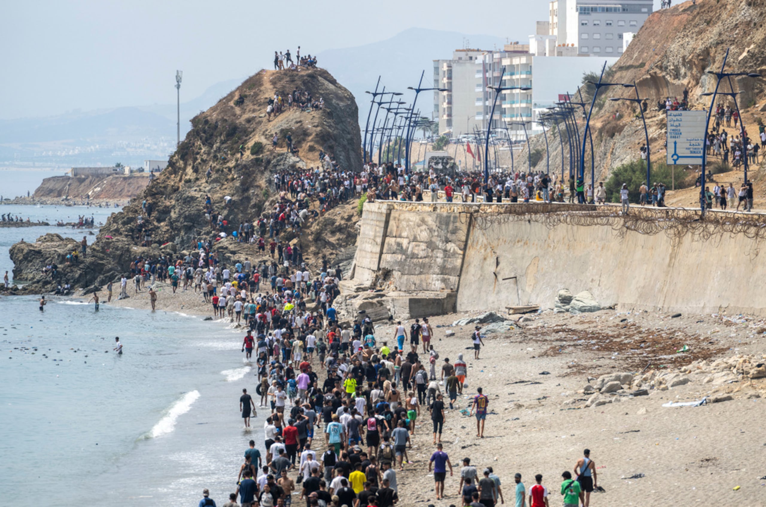 La gente camina por una playa tras intentar cruzar desde la ciudad norteña marroquí de Fnideq hasta el enclave español de Ceuta, el viernes 31 de julio de 2026