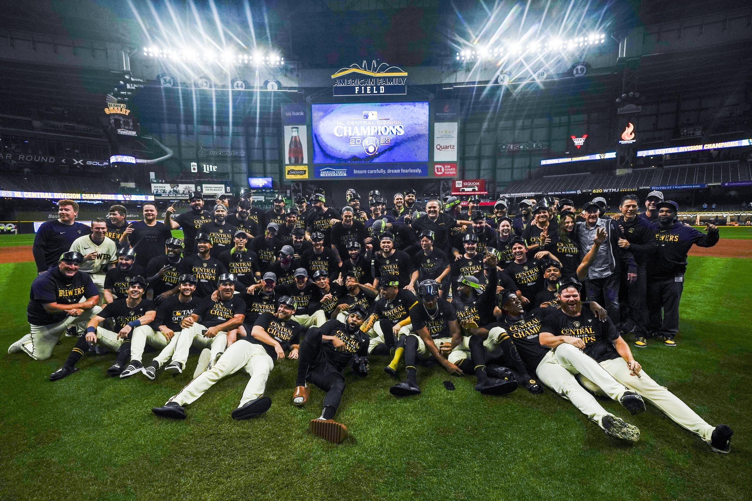 La novena de los Brewers posa en medio de la celebración por la conquista de la División Central de la Liga Nacional.