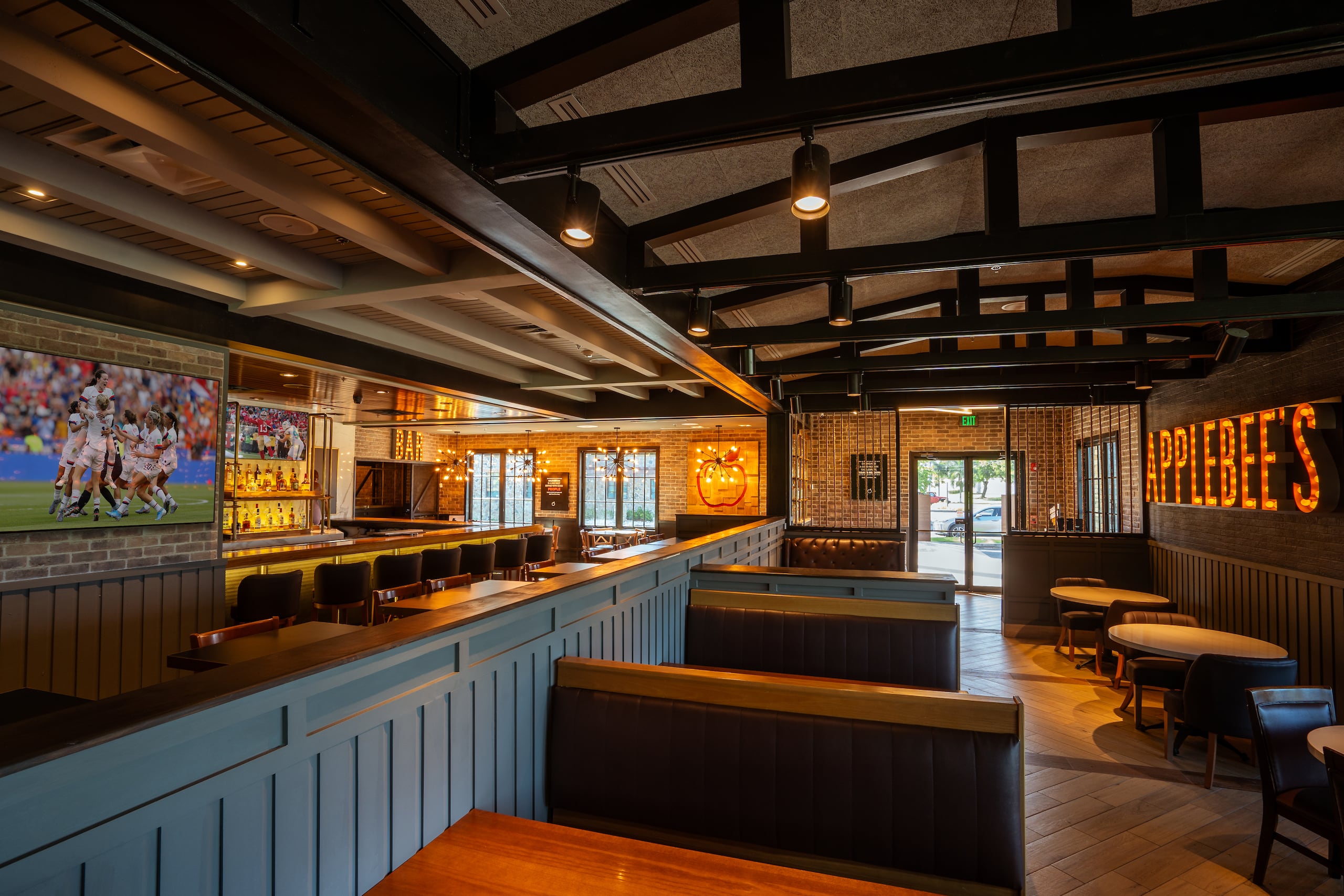 El nuevo Applebee's tiene espacio para 200 comensales.